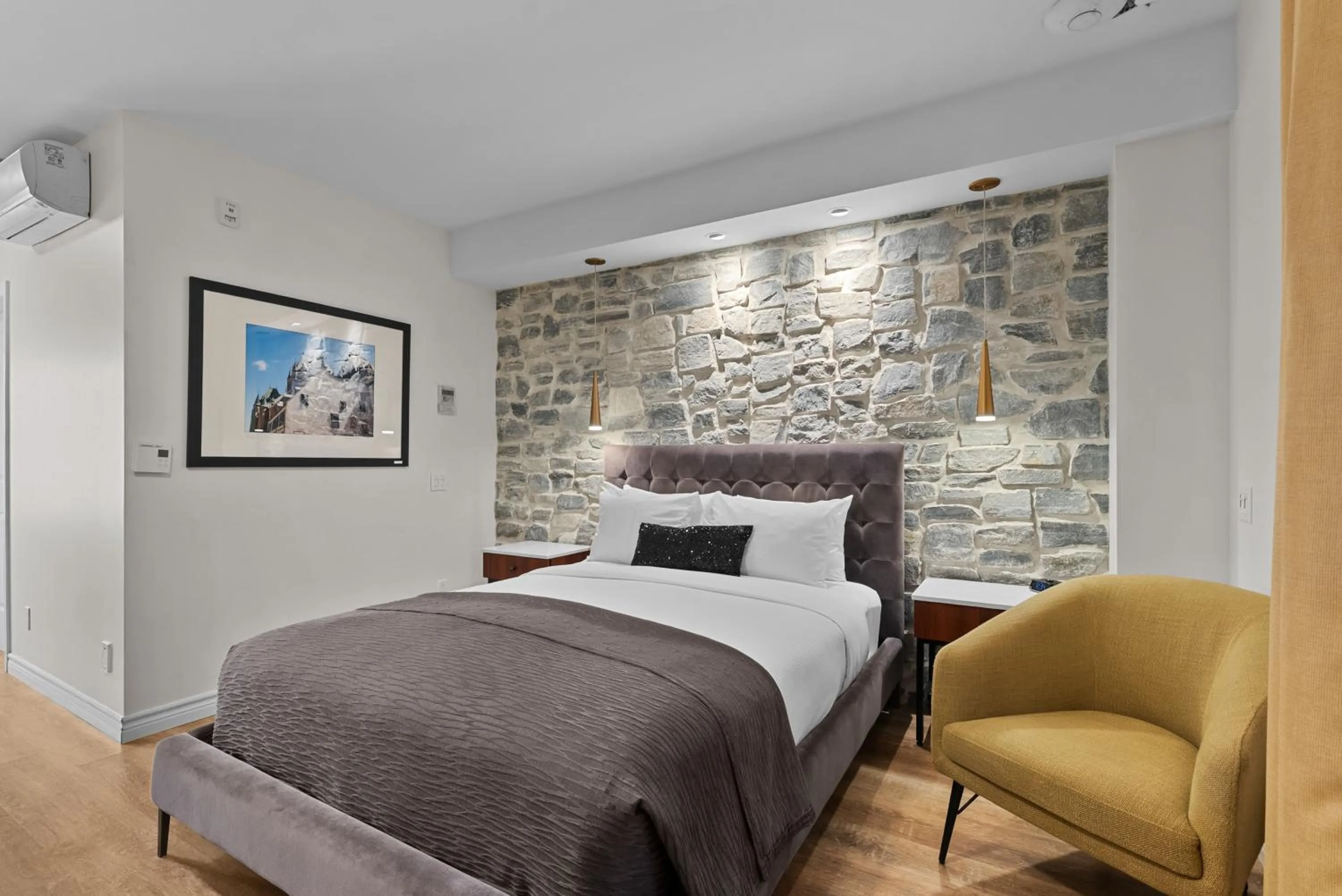 Bed in Hotel Manoir D'Auteuil - Par Aneyro