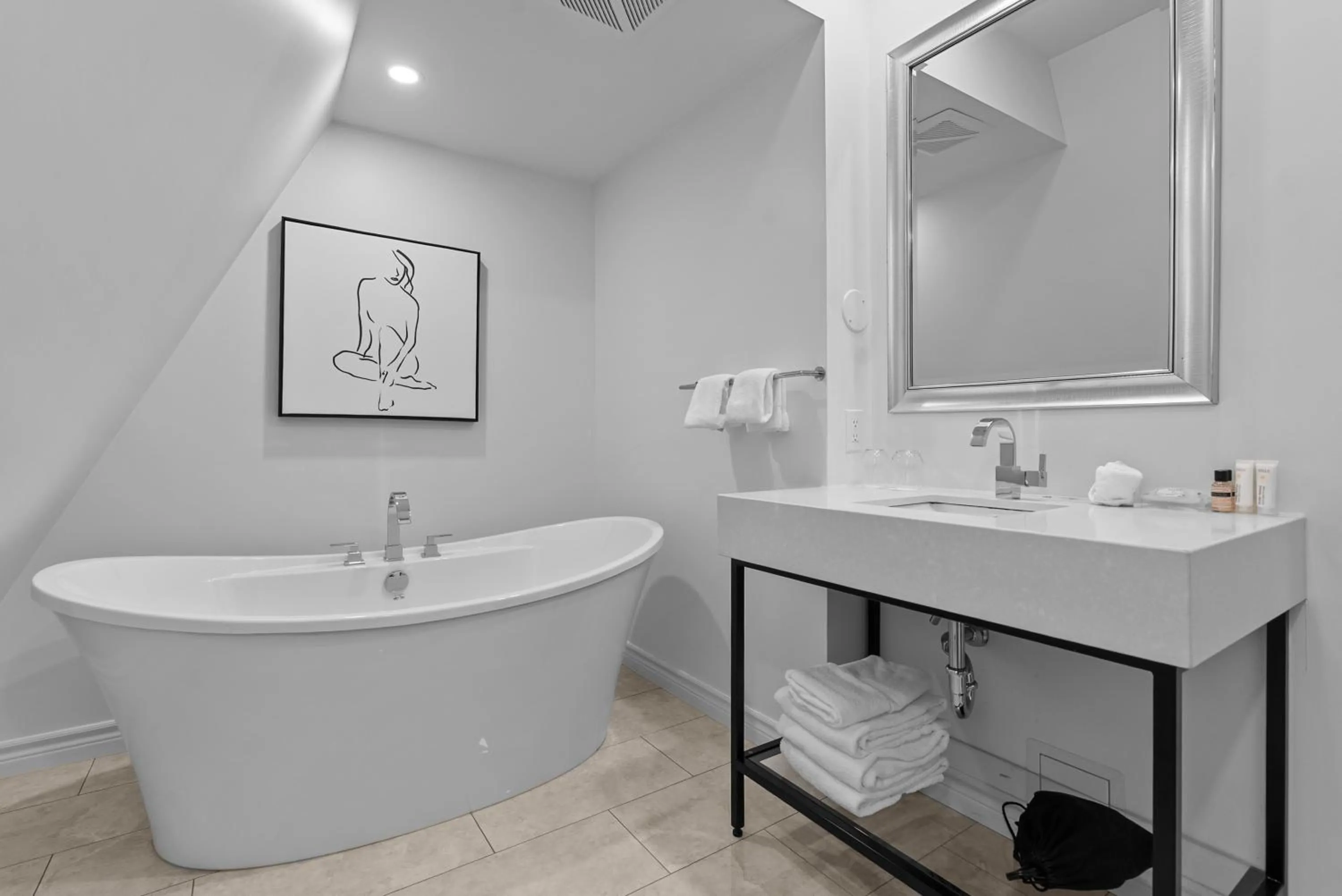 Bathroom in Hotel Manoir D'Auteuil - Par Aneyro