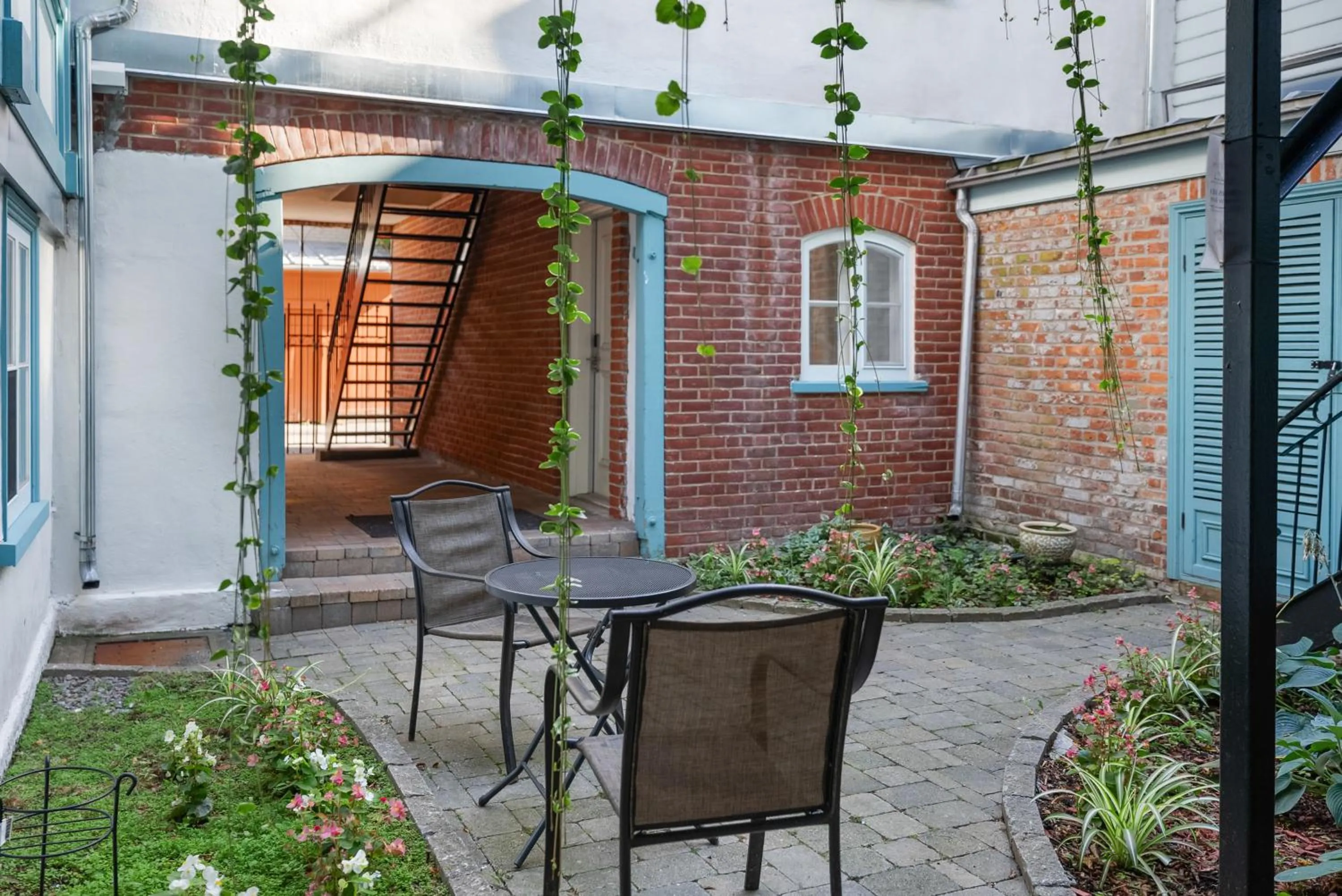 Garden view in Hotel Manoir D'Auteuil - Par Aneyro
