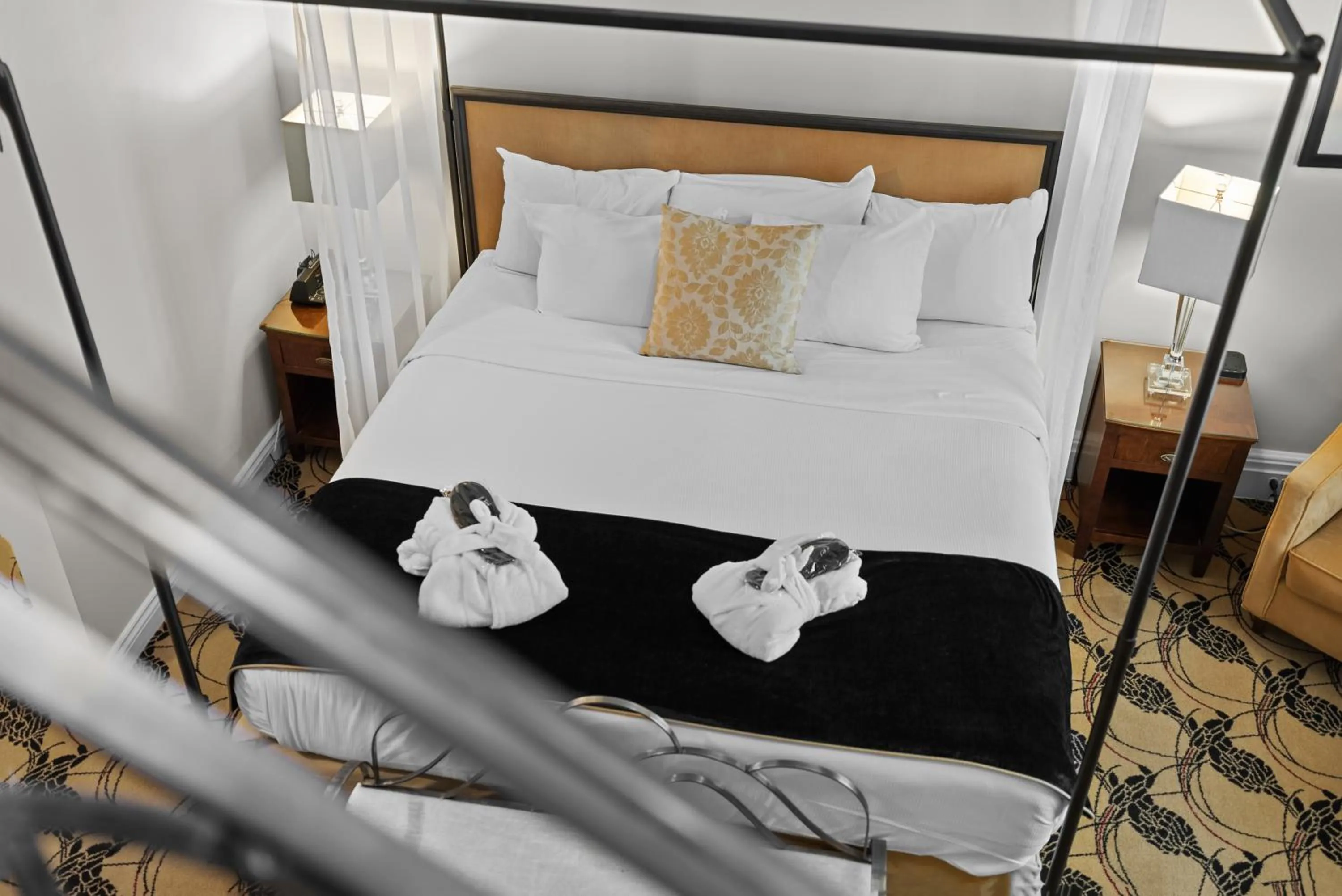 Bed in Hotel Manoir D'Auteuil - Par Aneyro