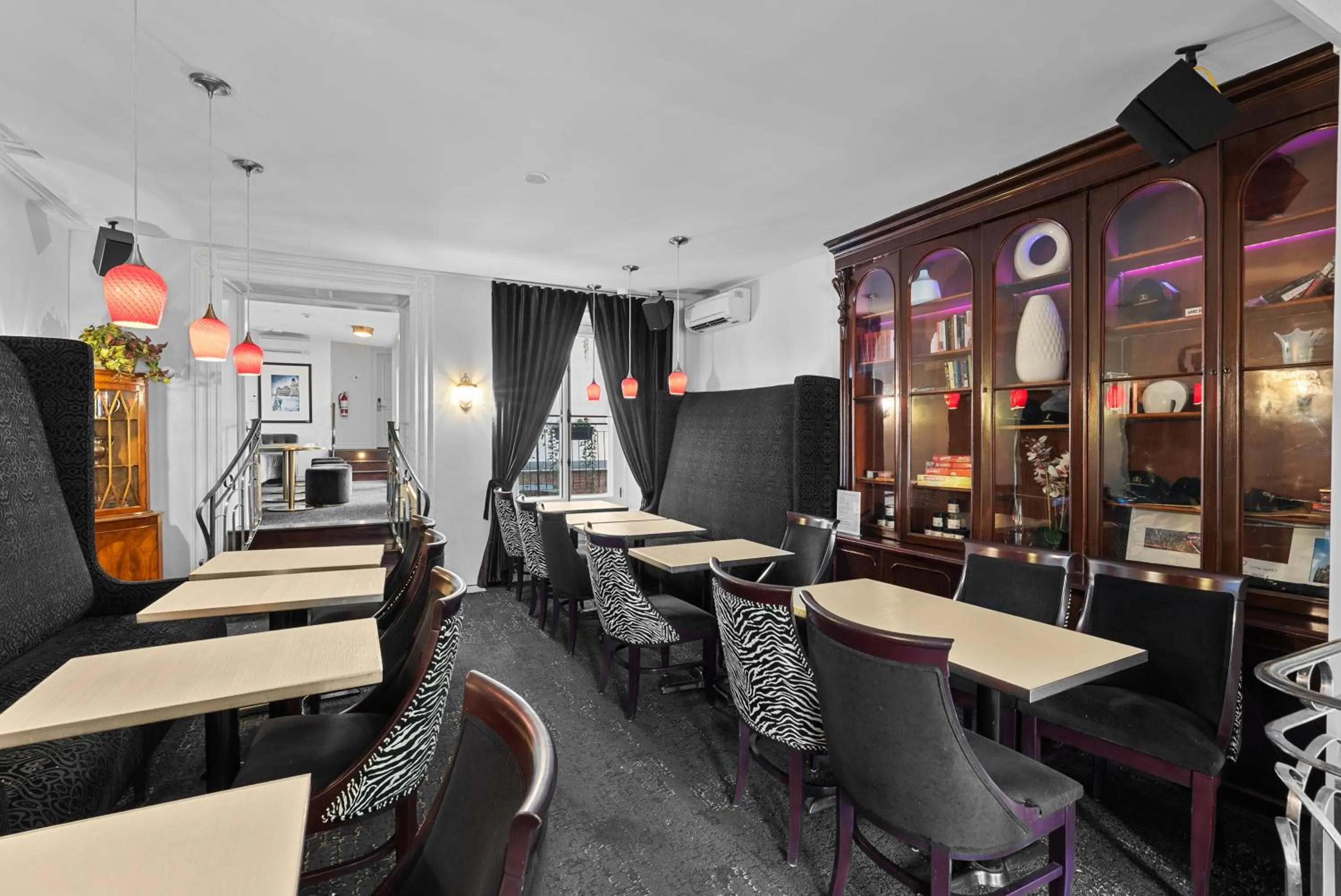 Lounge or bar in Hotel Manoir D'Auteuil - Par Aneyro