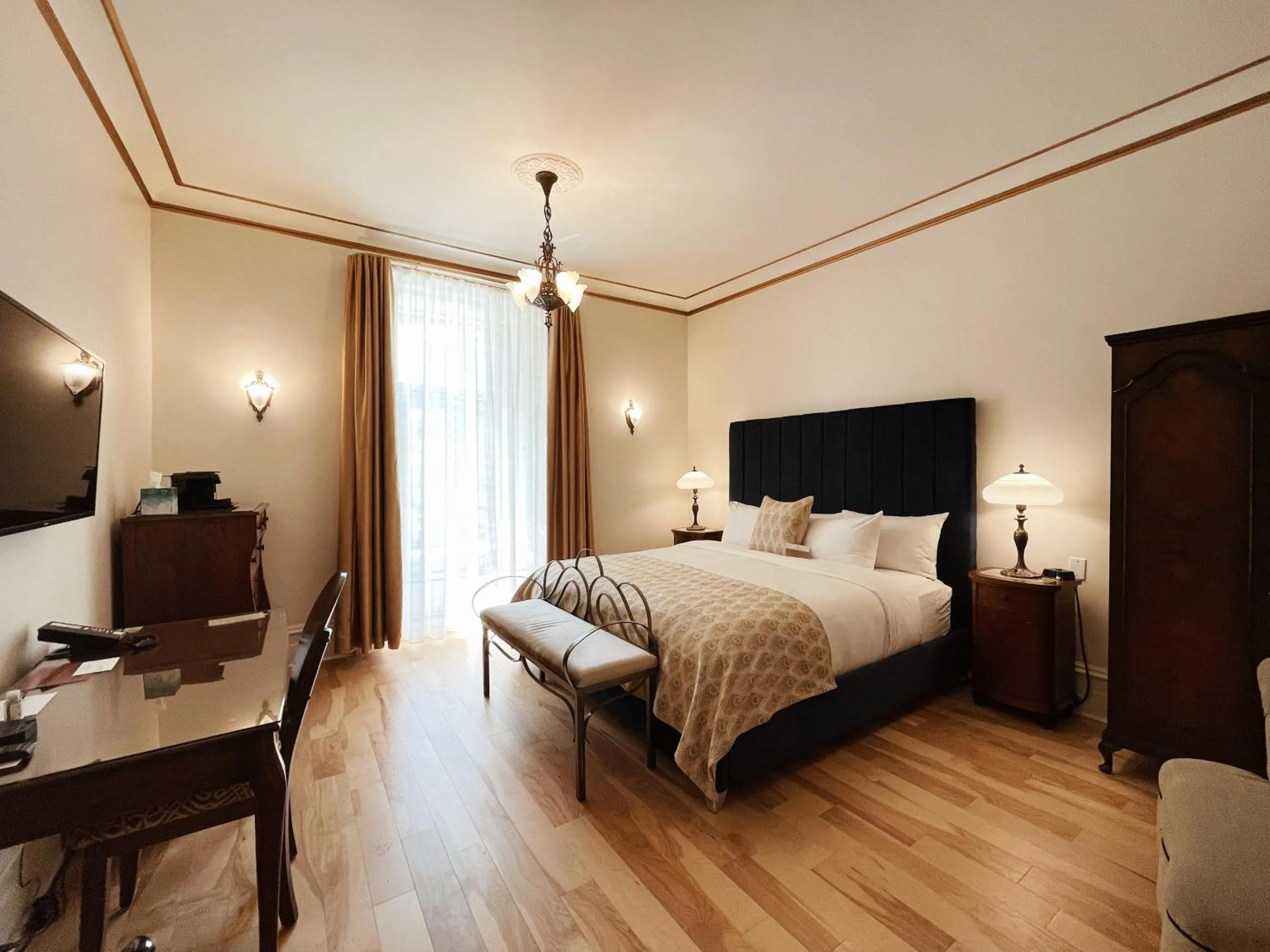 Bed in Hotel Manoir D'Auteuil - Par Aneyro