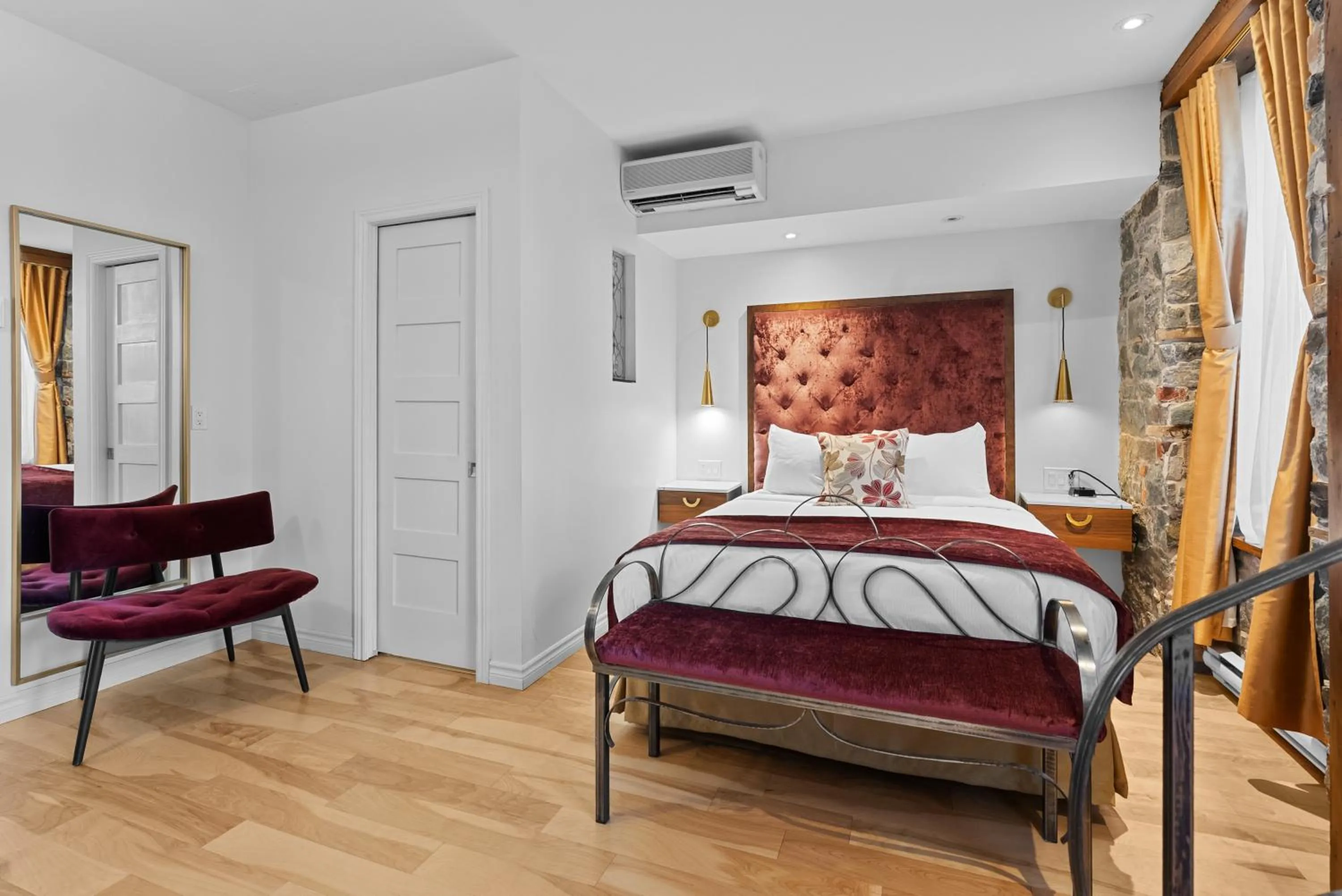 Bed in Hotel Manoir D'Auteuil - Par Aneyro