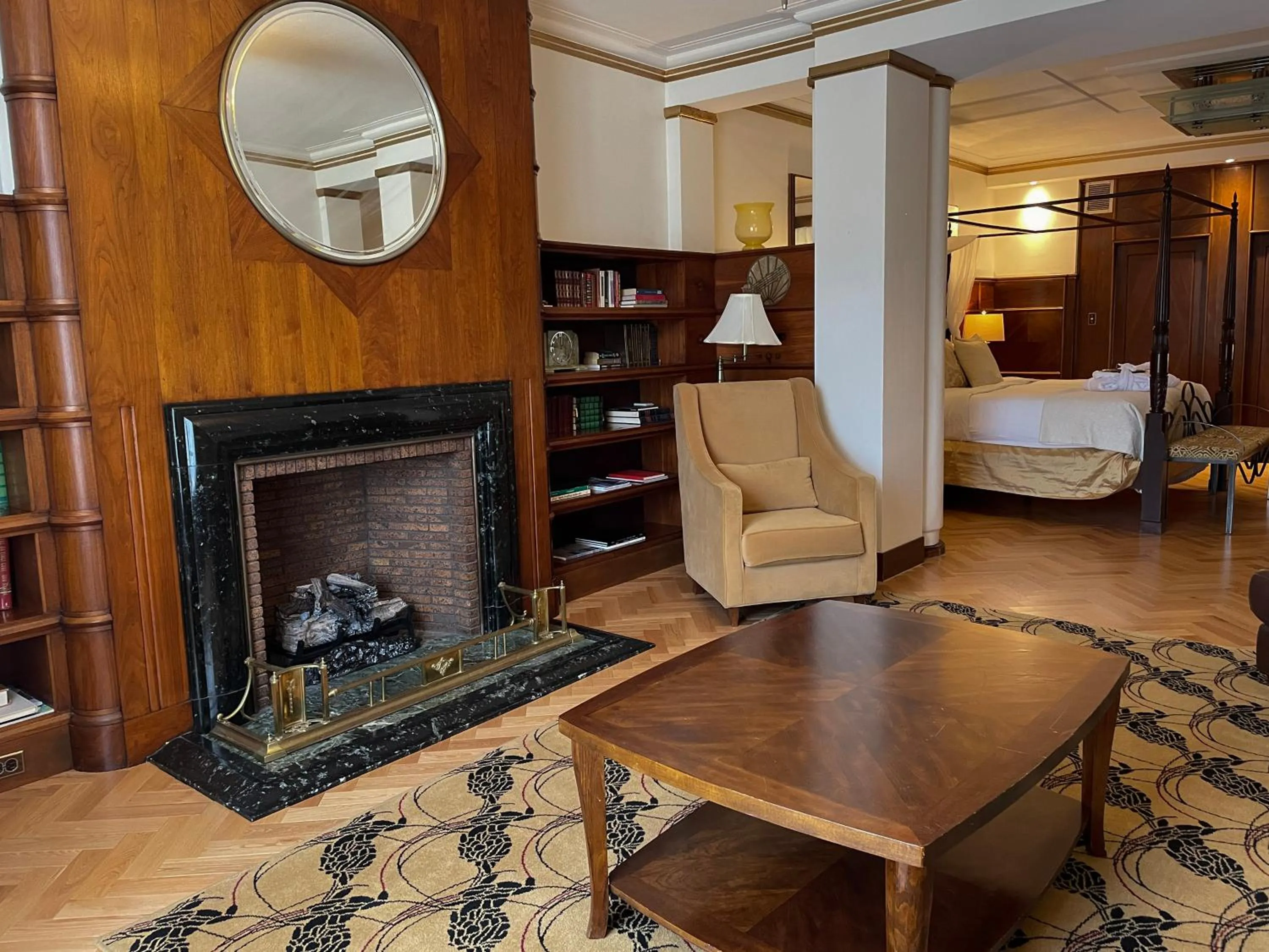 Bed in Hotel Manoir D'Auteuil - Par Aneyro