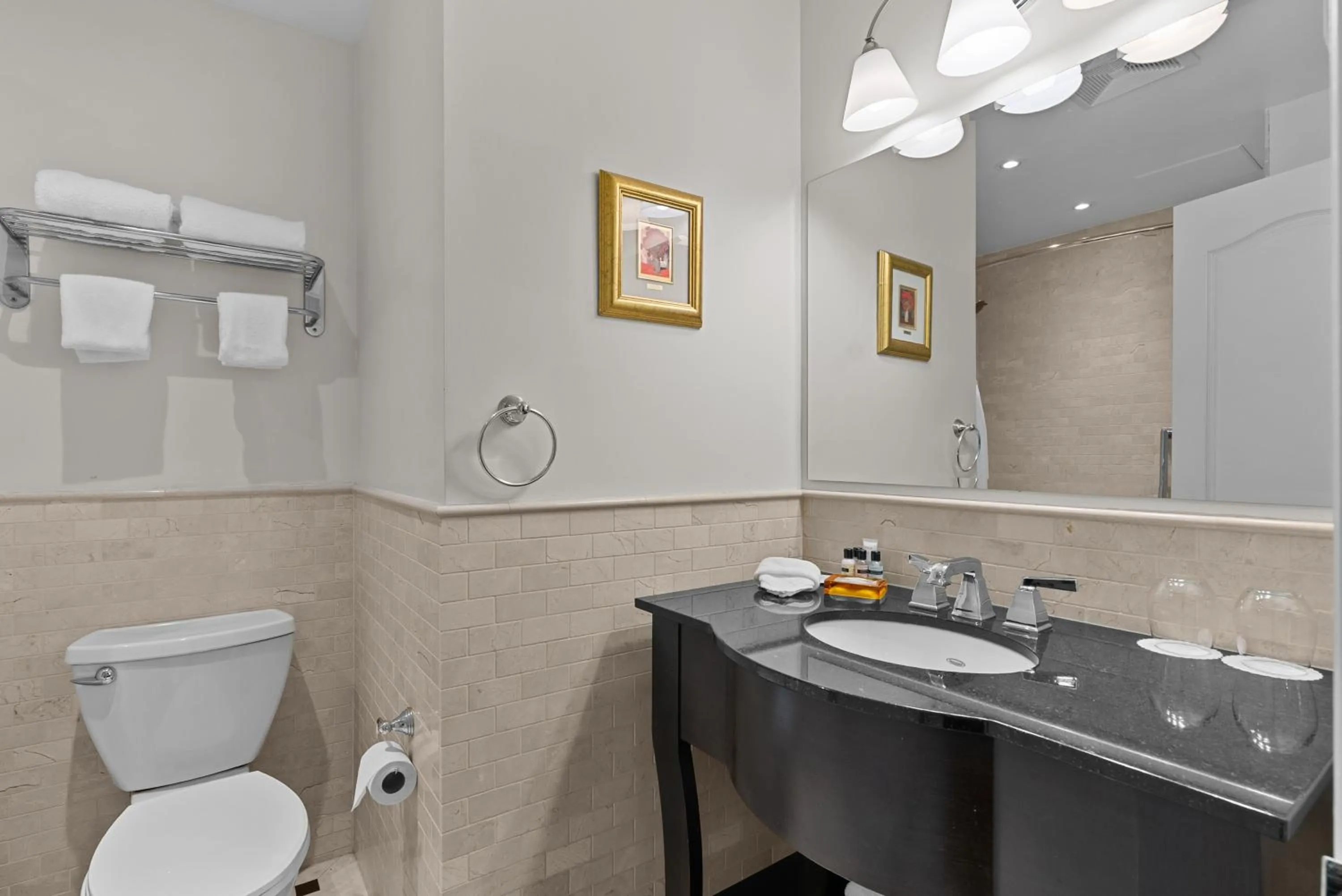 Toilet in Hotel Manoir D'Auteuil - Par Aneyro