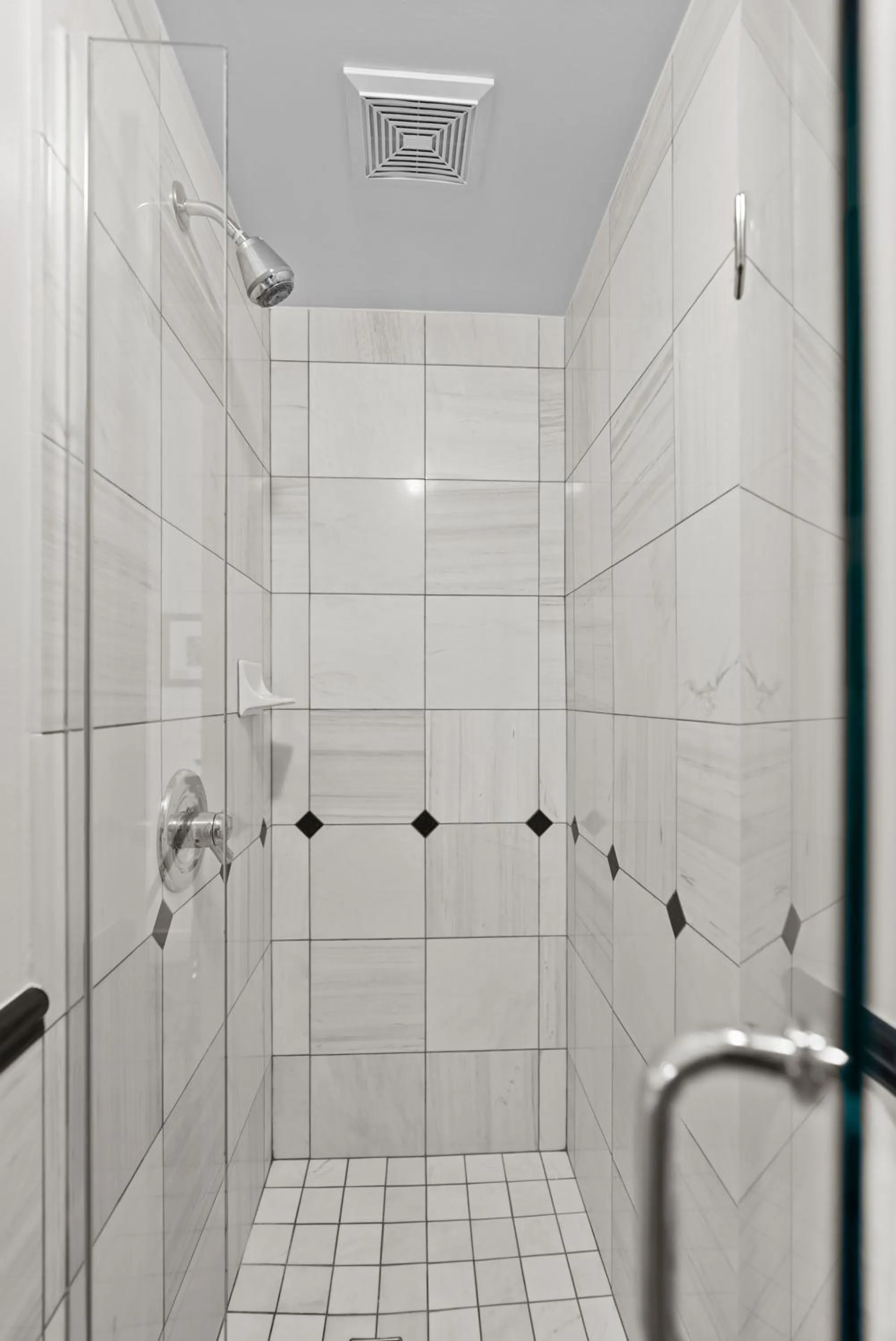Shower in Hotel Manoir D'Auteuil - Par Aneyro