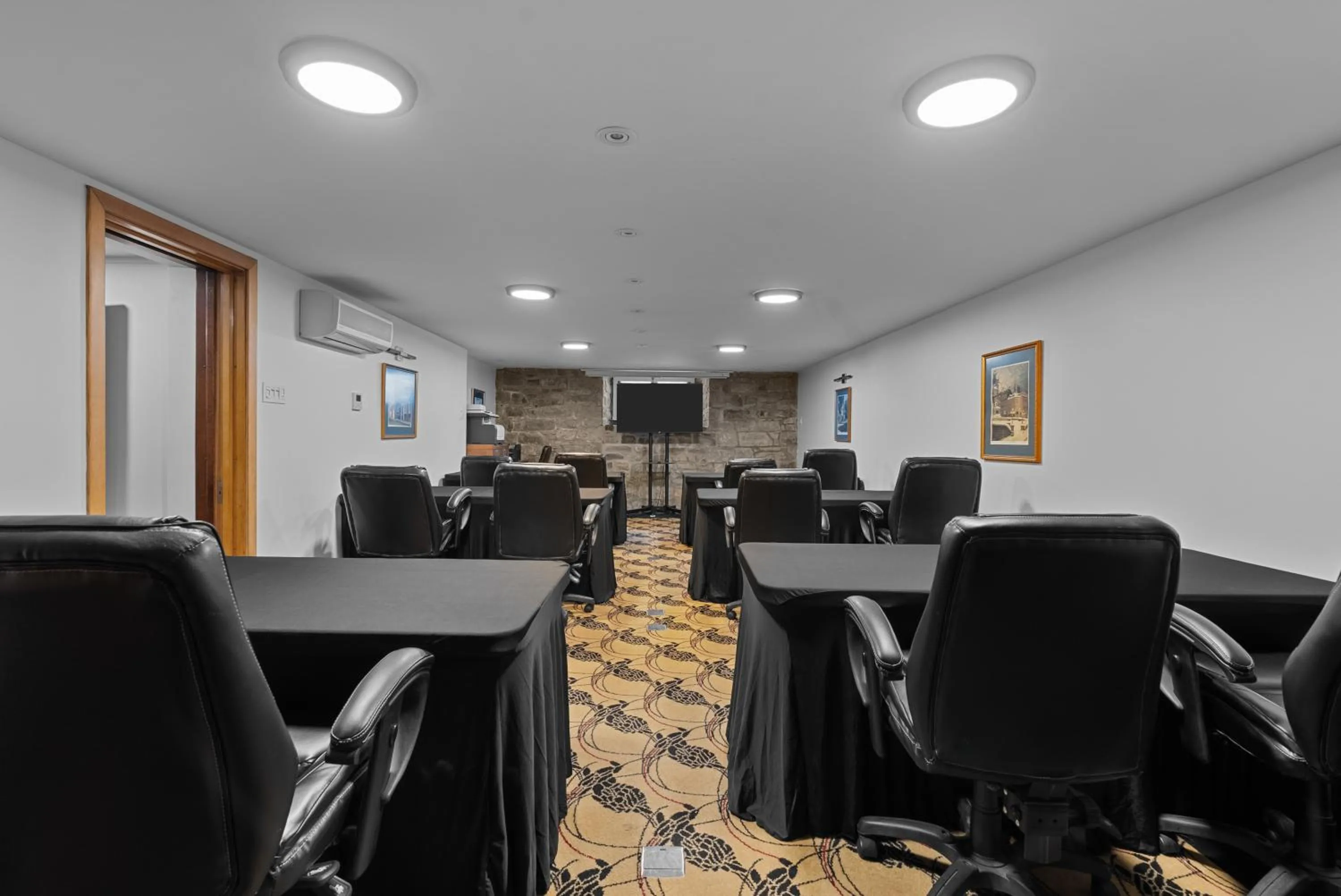Meeting/conference room in Hotel Manoir D'Auteuil - Par Aneyro