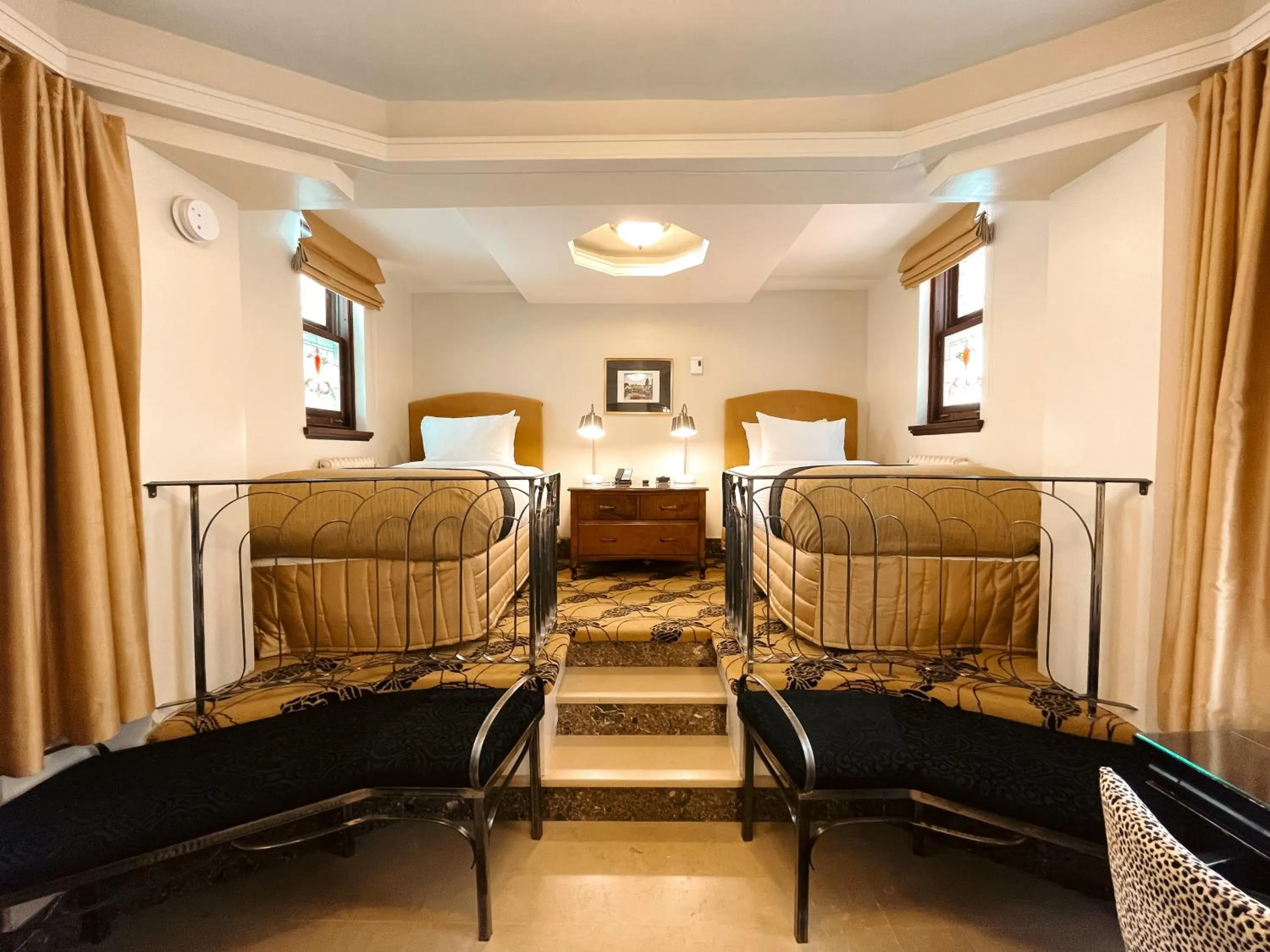 Bed in Hotel Manoir D'Auteuil - Par Aneyro