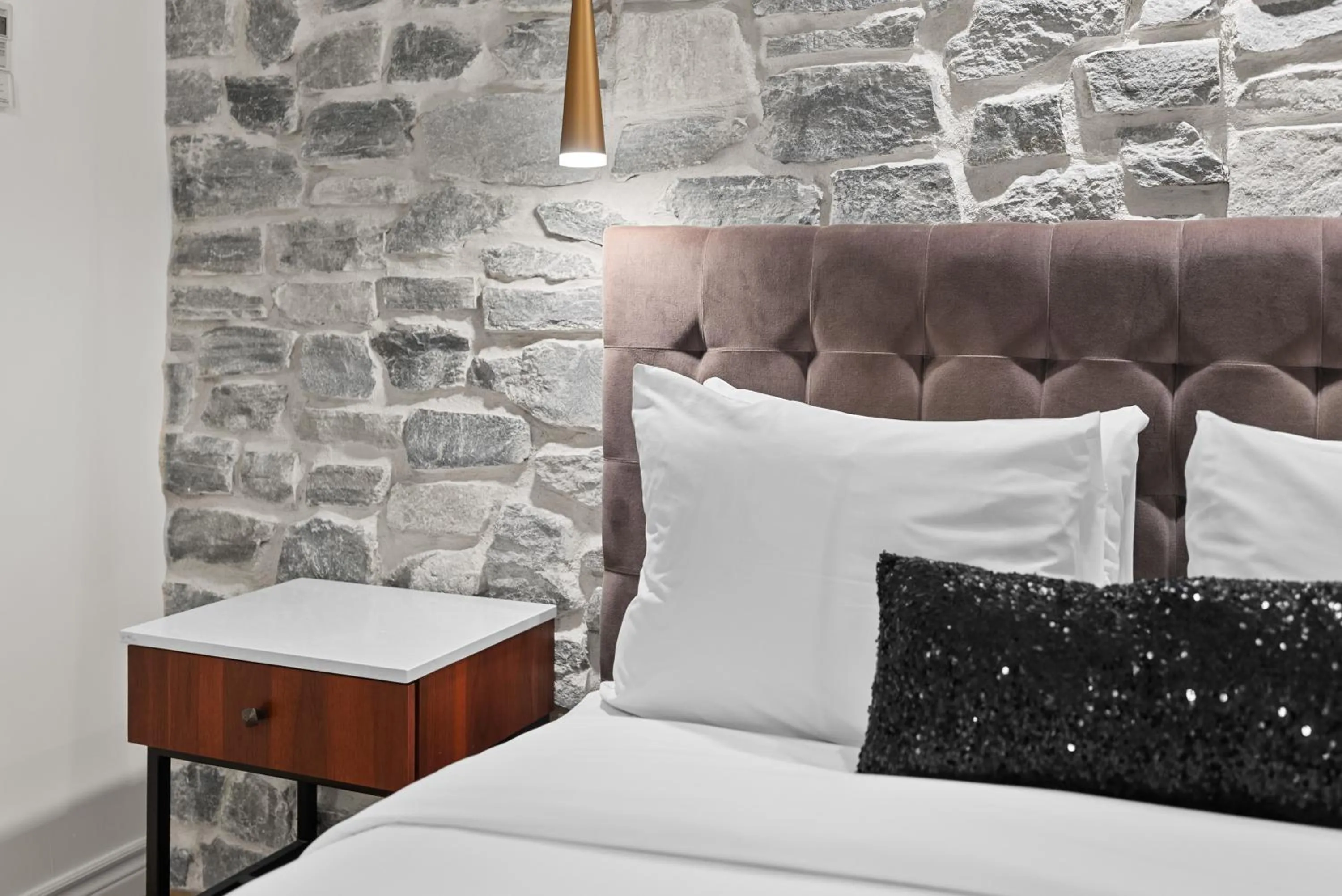 Decorative detail, Bed in Hotel Manoir D'Auteuil - Par Aneyro