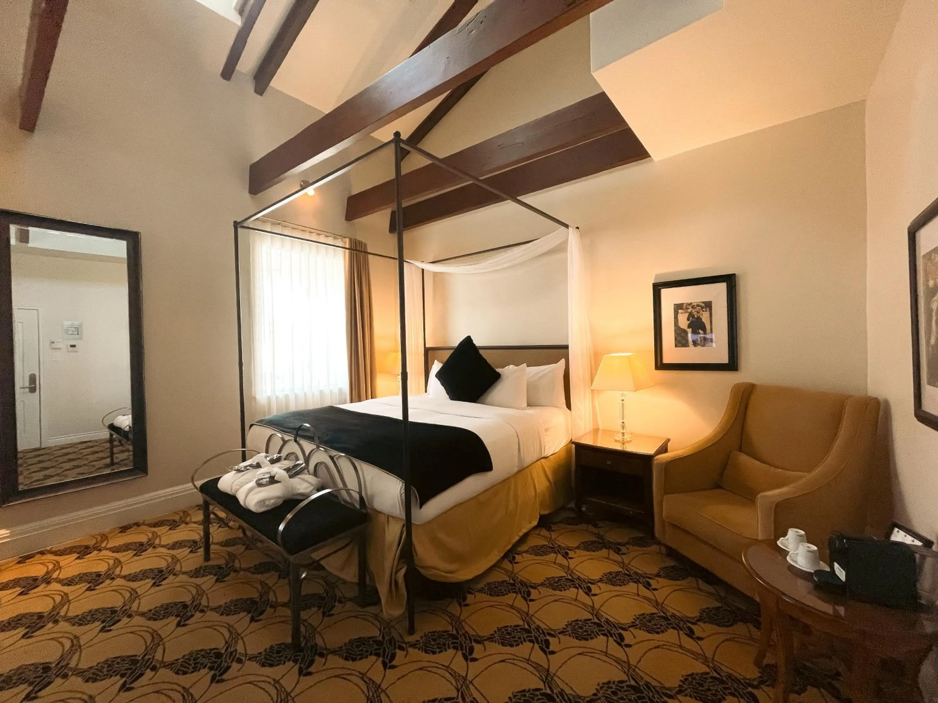 Bed in Hotel Manoir D'Auteuil - Par Aneyro