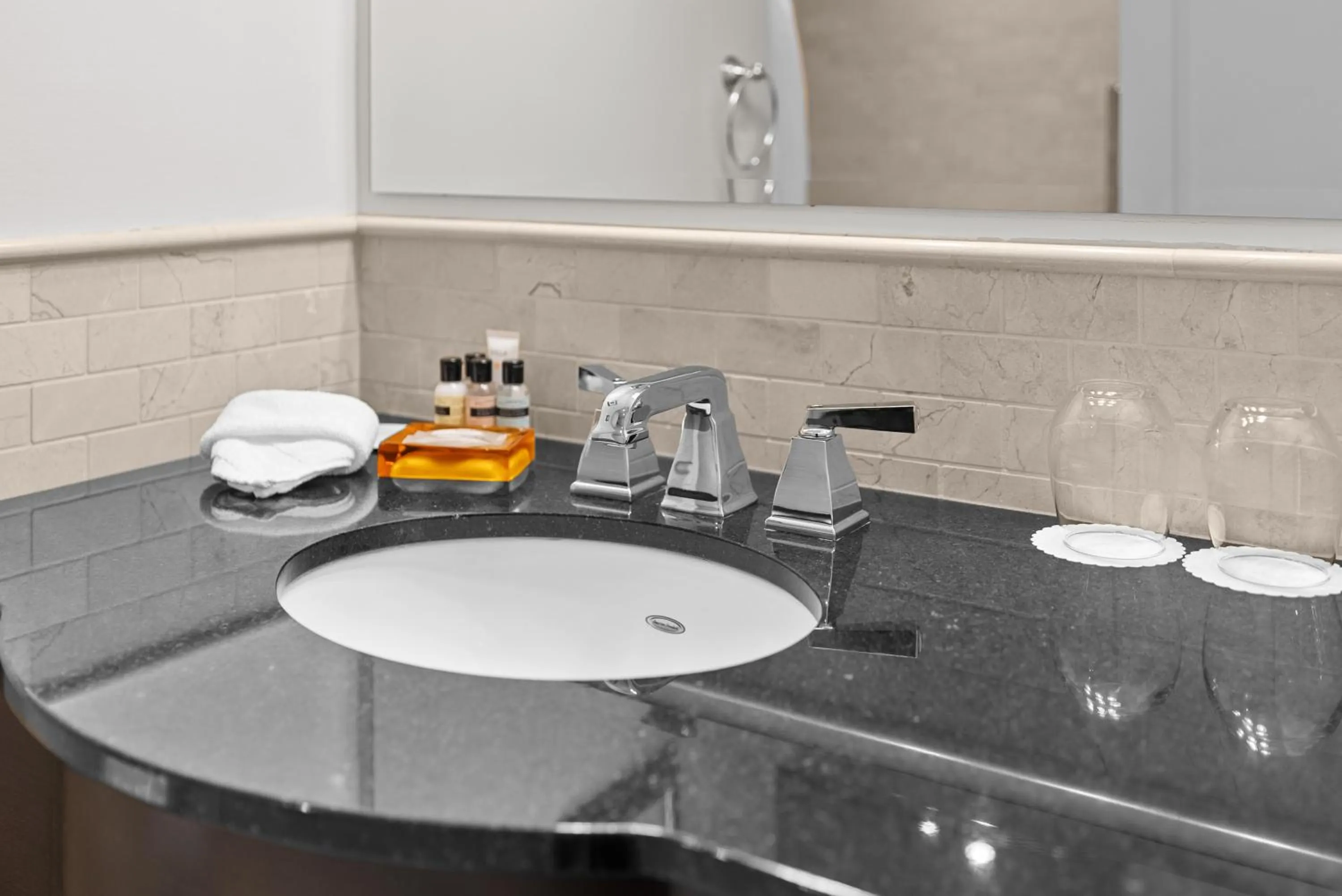 Bathroom in Hotel Manoir D'Auteuil - Par Aneyro