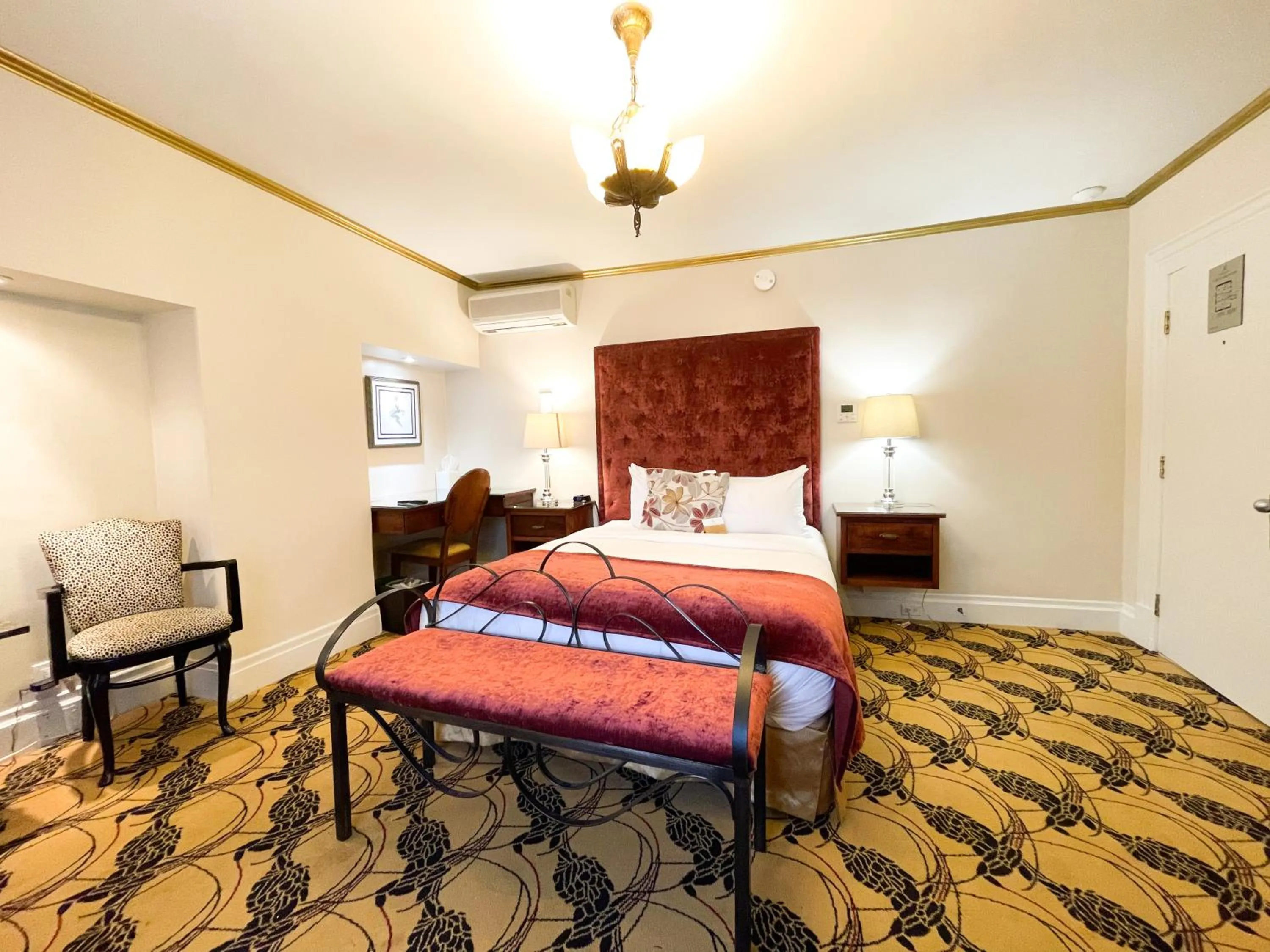 Bed in Hotel Manoir D'Auteuil - Par Aneyro