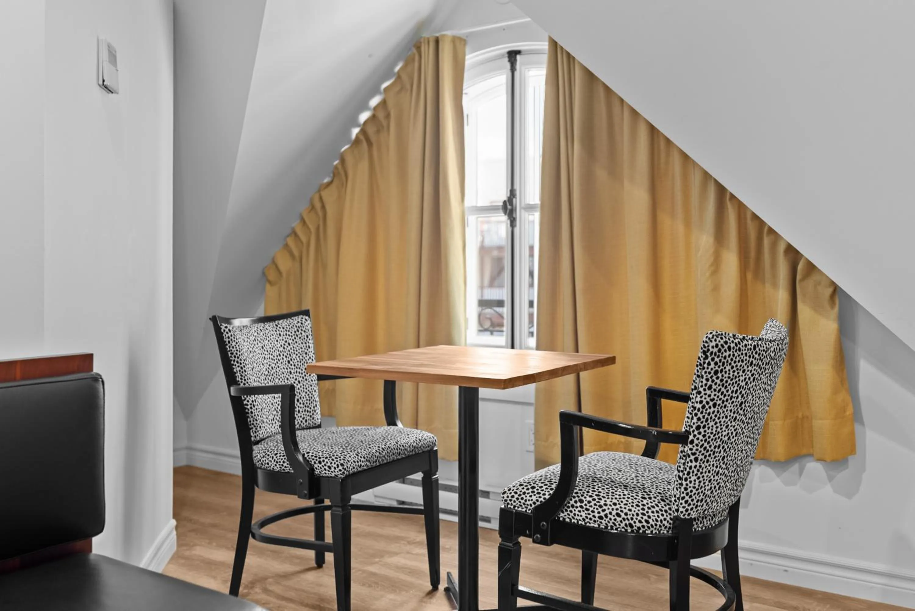 Seating area in Hotel Manoir D'Auteuil - Par Aneyro