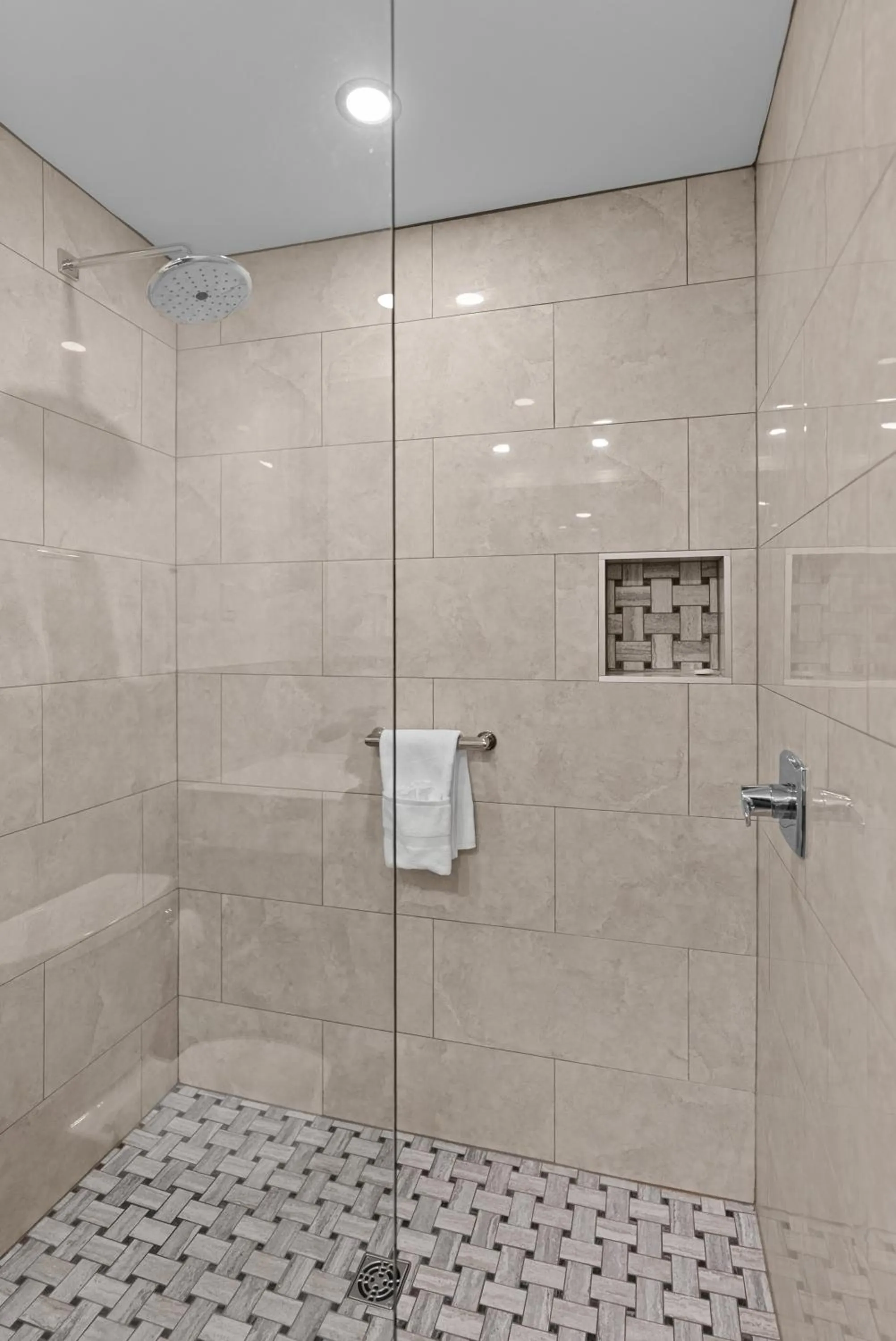 Shower in Hotel Manoir D'Auteuil - Par Aneyro