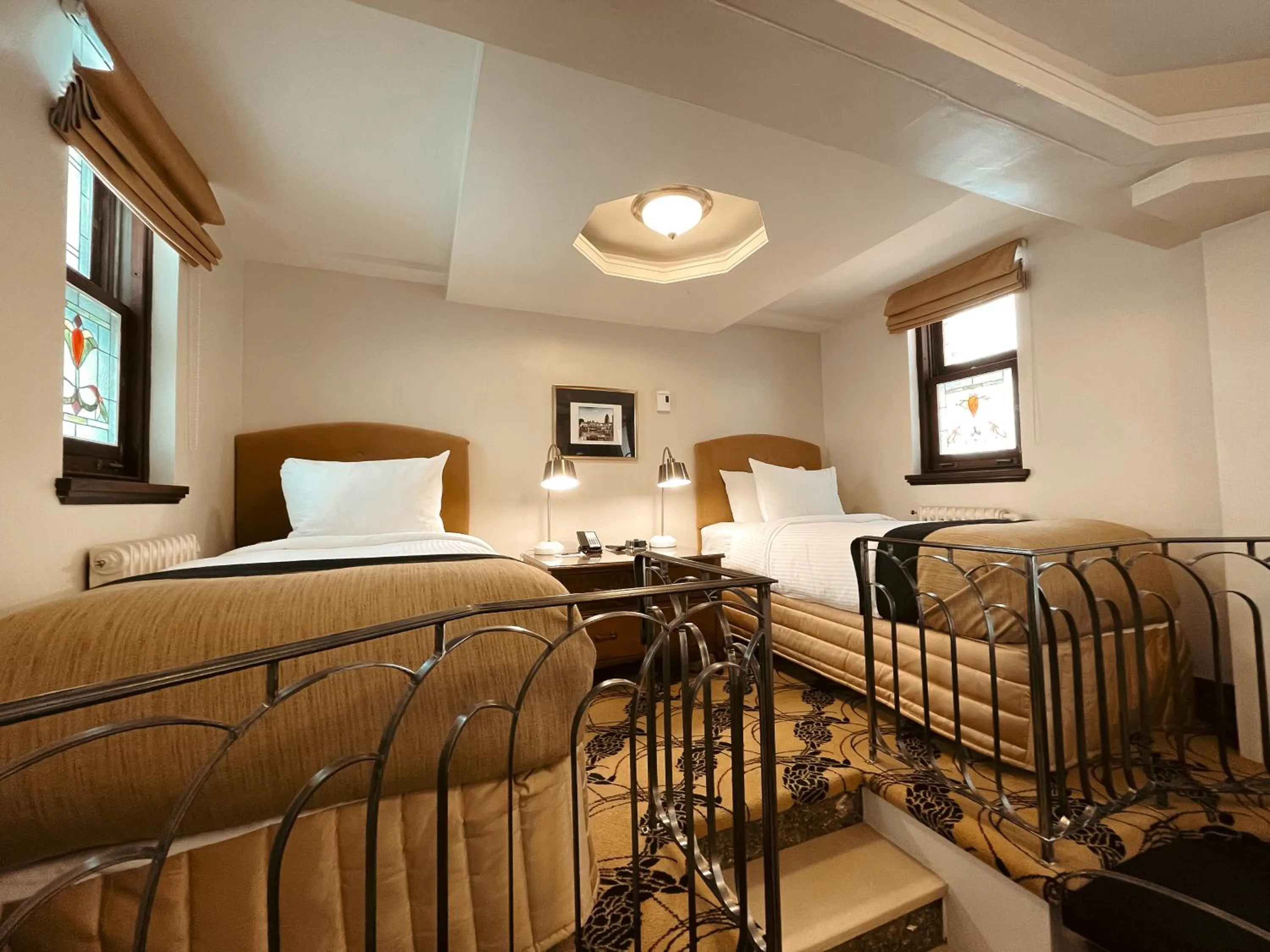 Bed in Hotel Manoir D'Auteuil - Par Aneyro