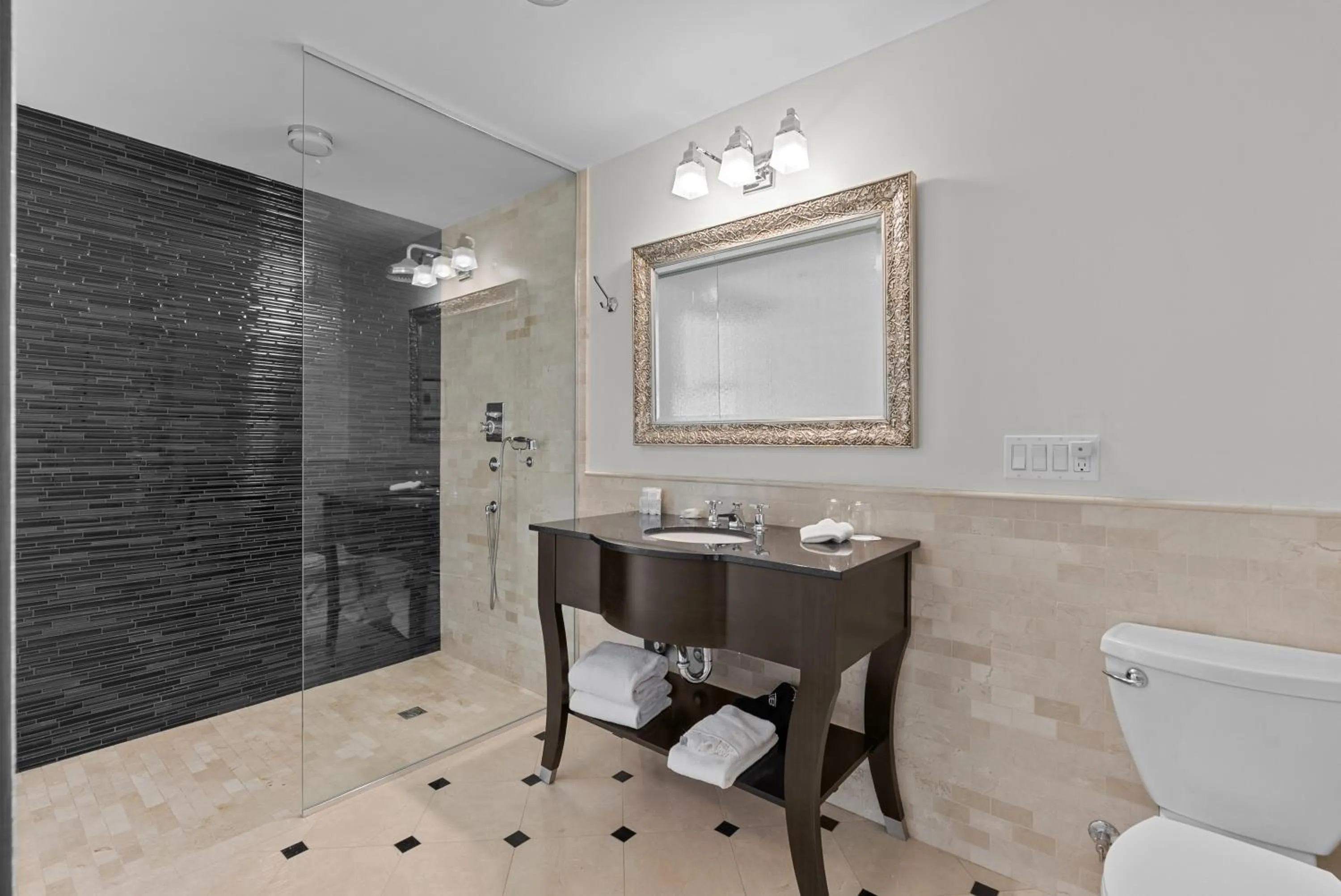 Bathroom in Hotel Manoir D'Auteuil - Par Aneyro