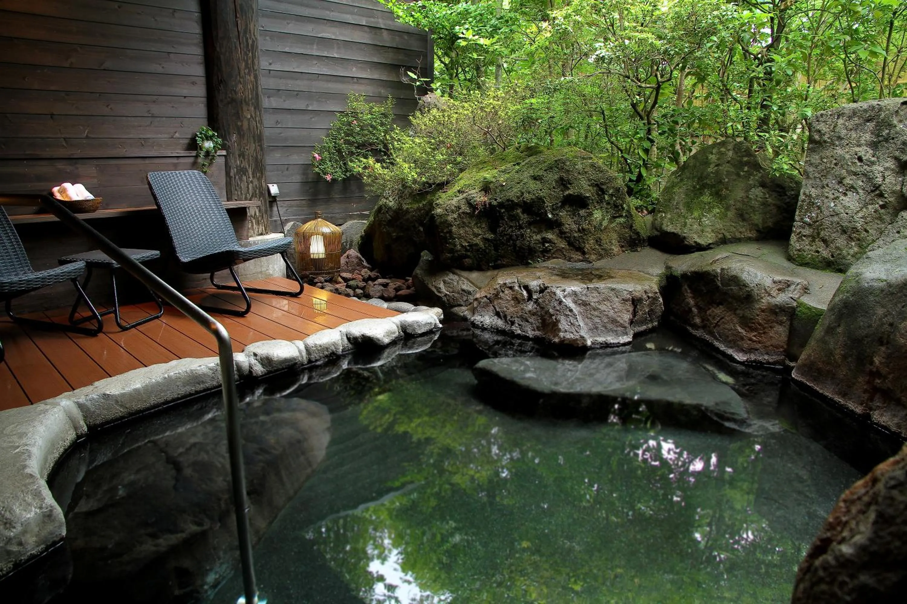Hot Spring Bath in Yufuin Souan Kosumosu