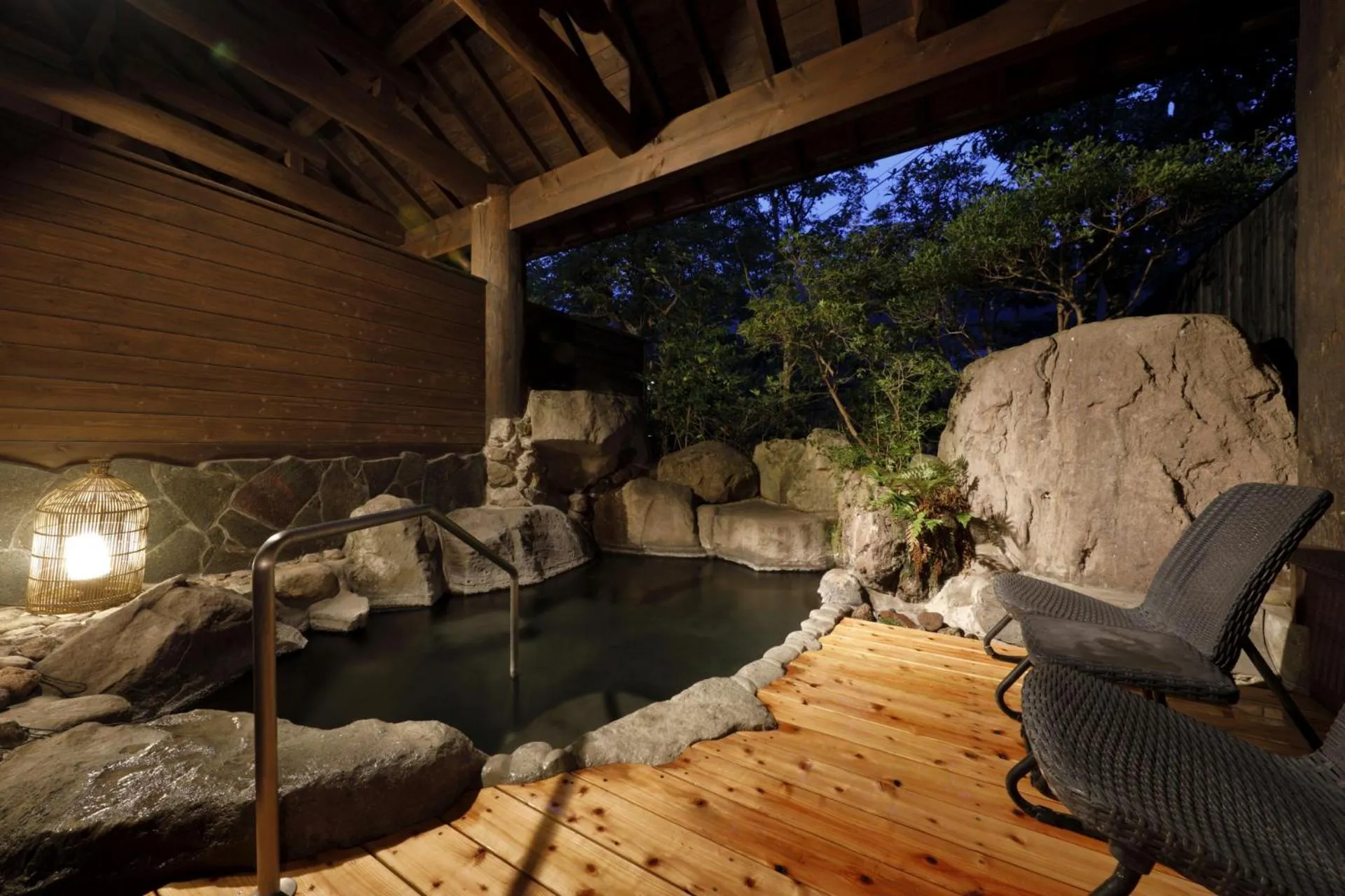 Hot Spring Bath in Yufuin Souan Kosumosu