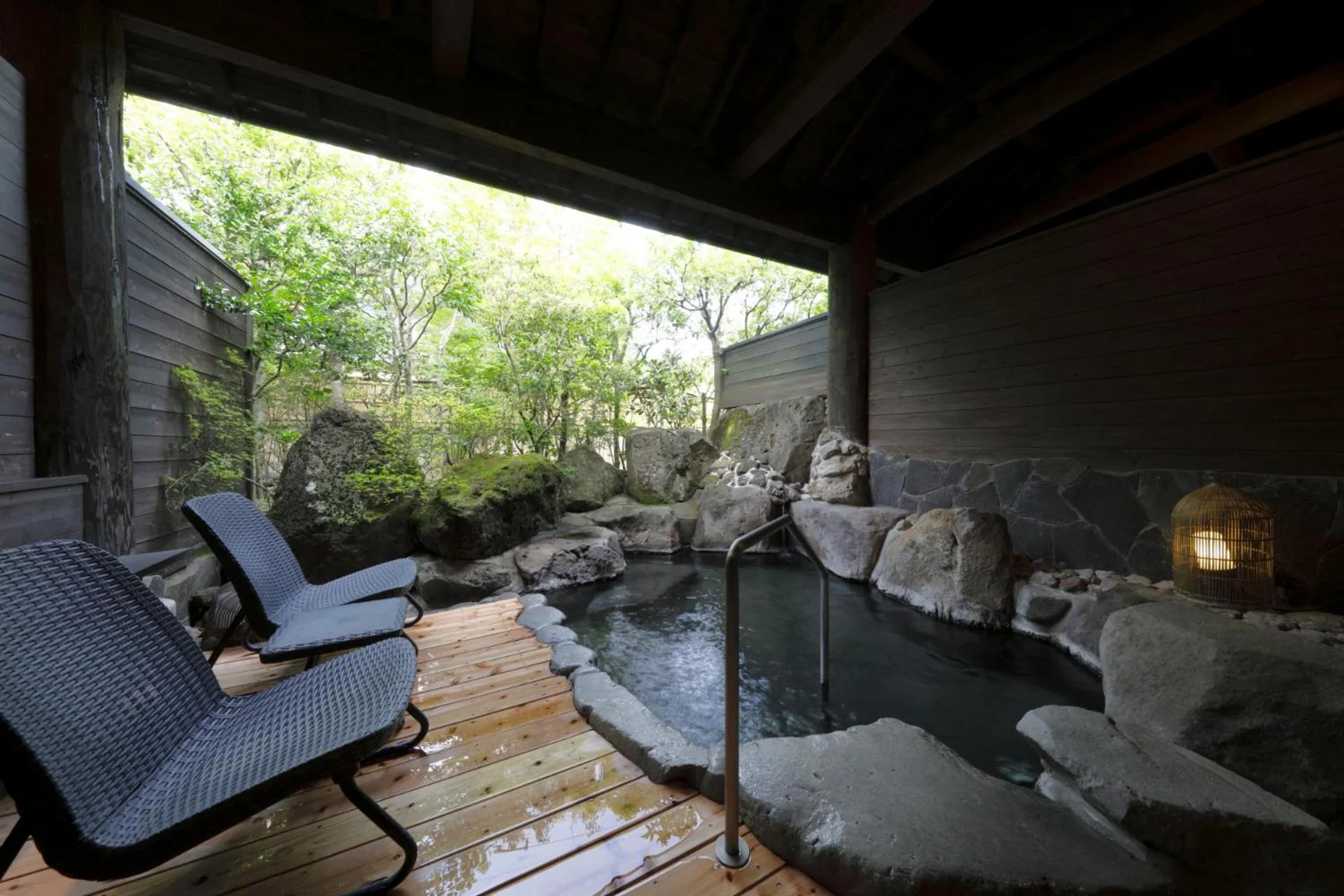 Hot Spring Bath in Yufuin Souan Kosumosu