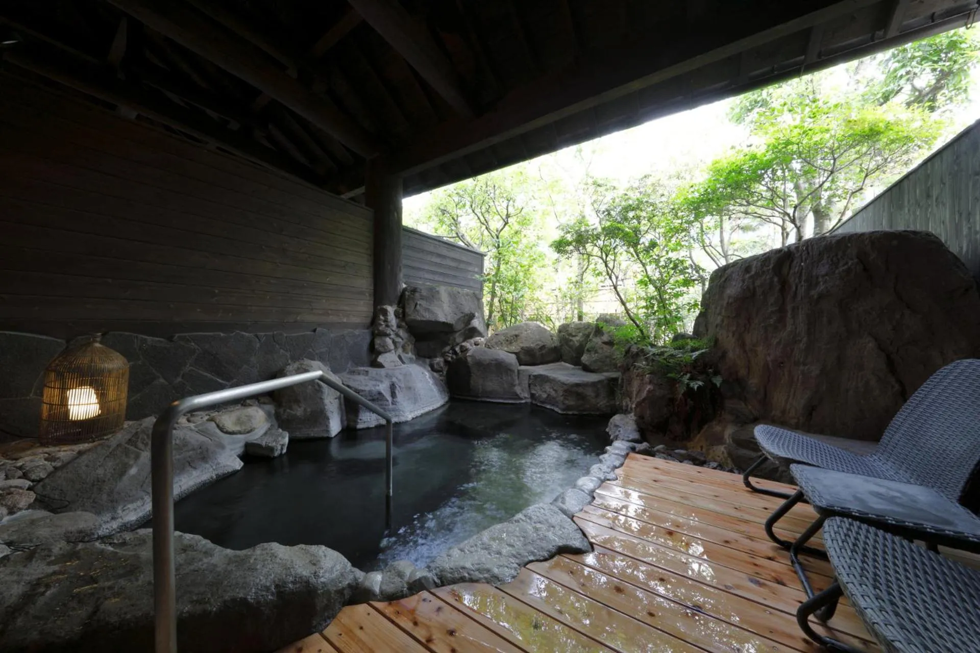 Hot Spring Bath in Yufuin Souan Kosumosu