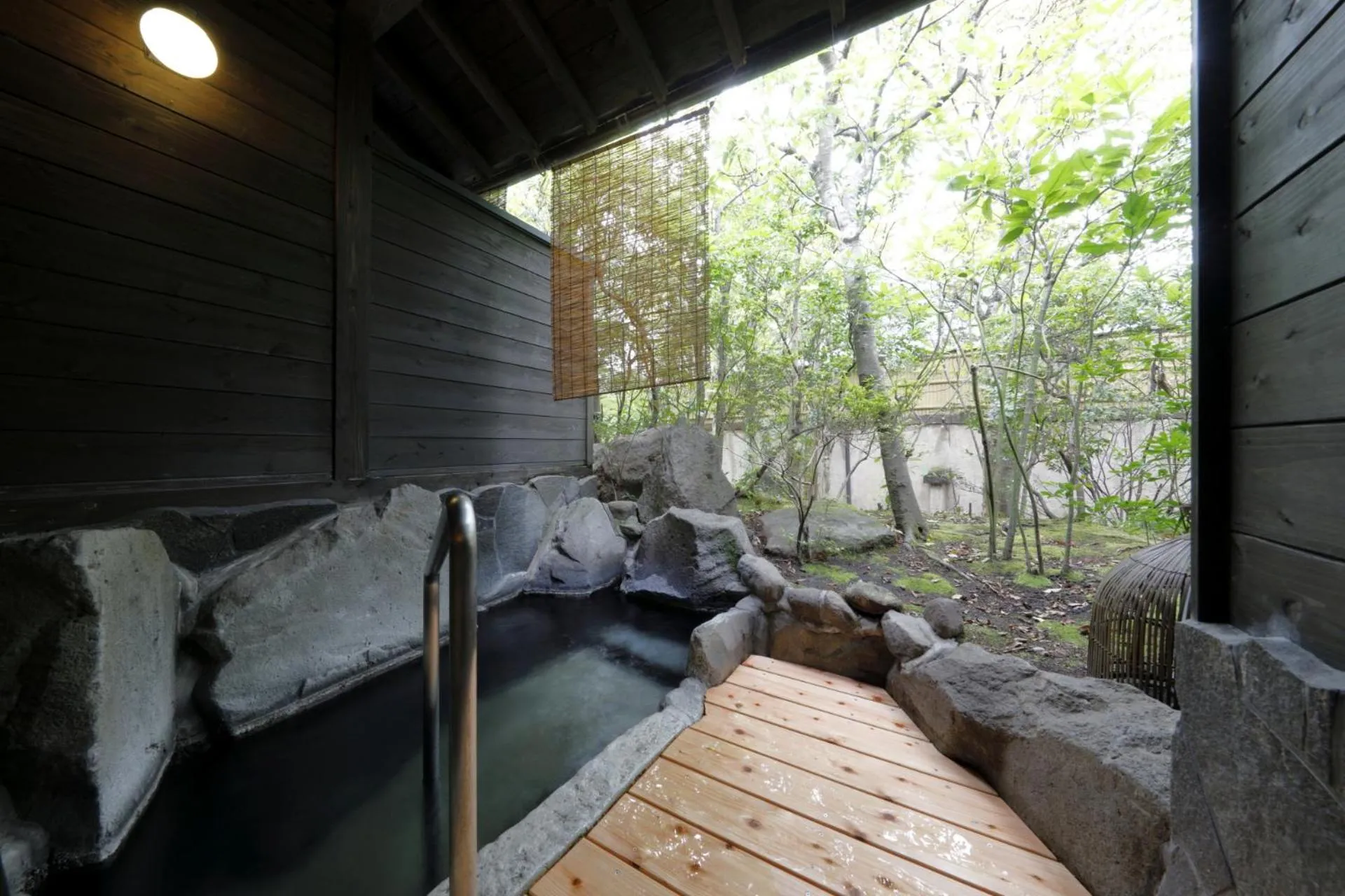 Hot Spring Bath in Yufuin Souan Kosumosu