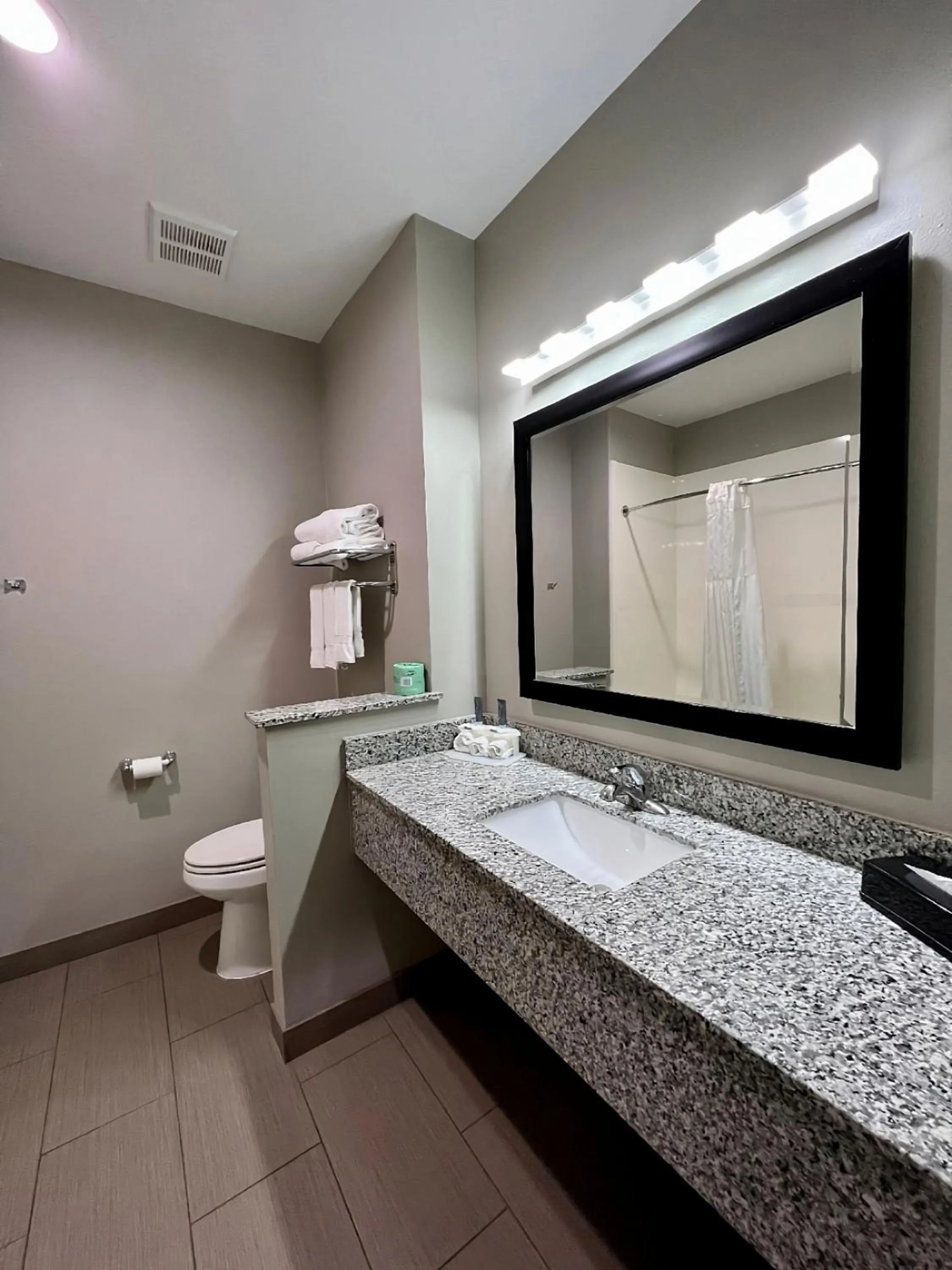 Catoosa Inn & Suites