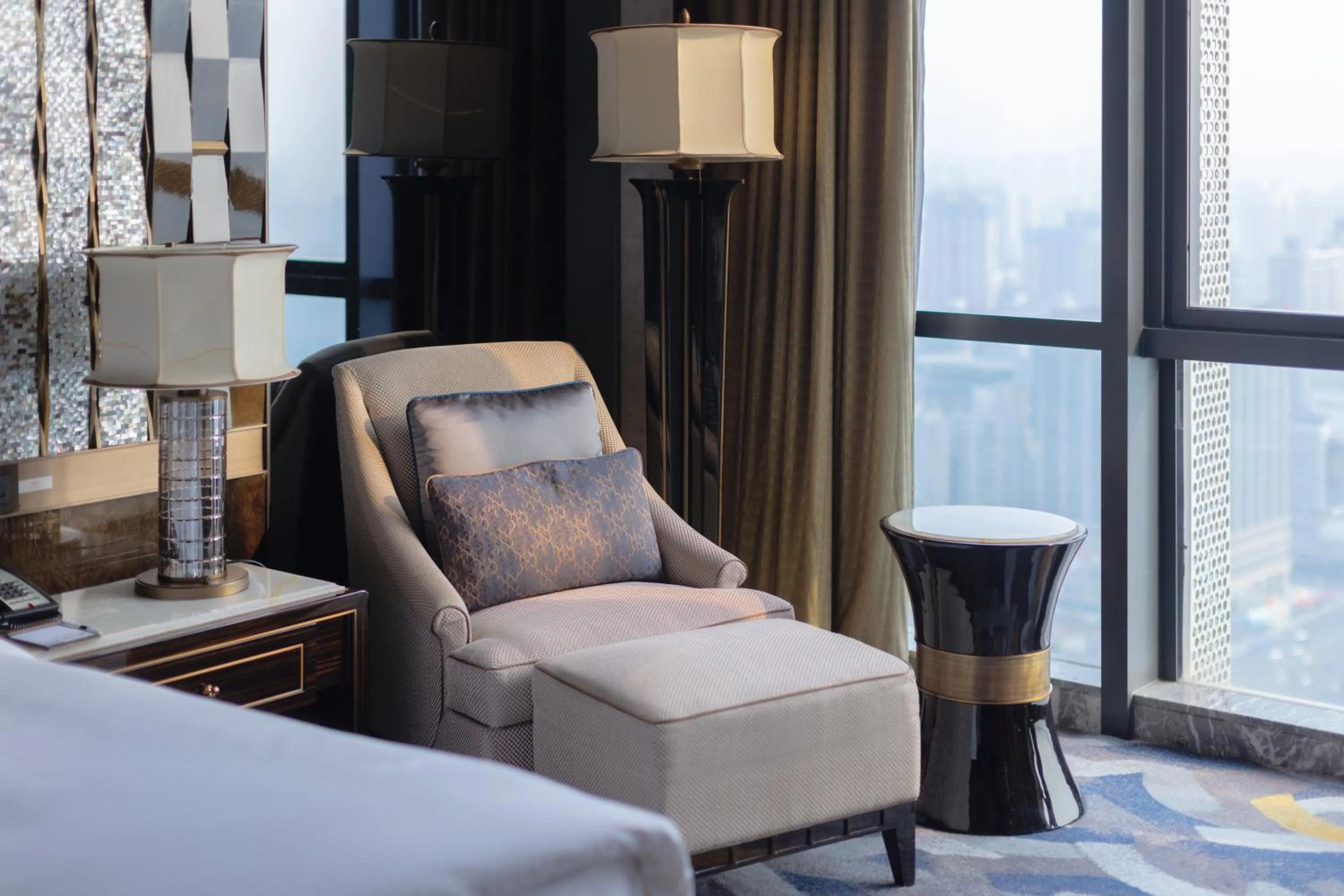 Seating area, Bed in Wanda Vista Zhengzhou