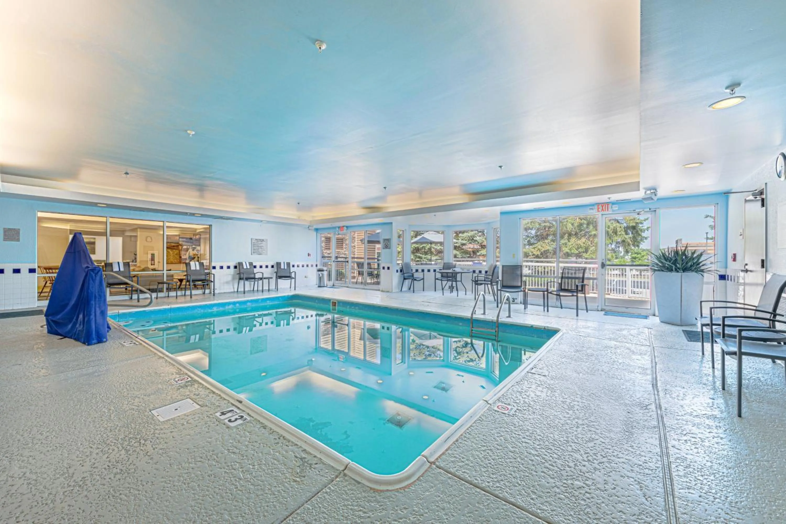 Swimming pool in Fairfield Inn & Suites by Marriott Chicago Naperville
