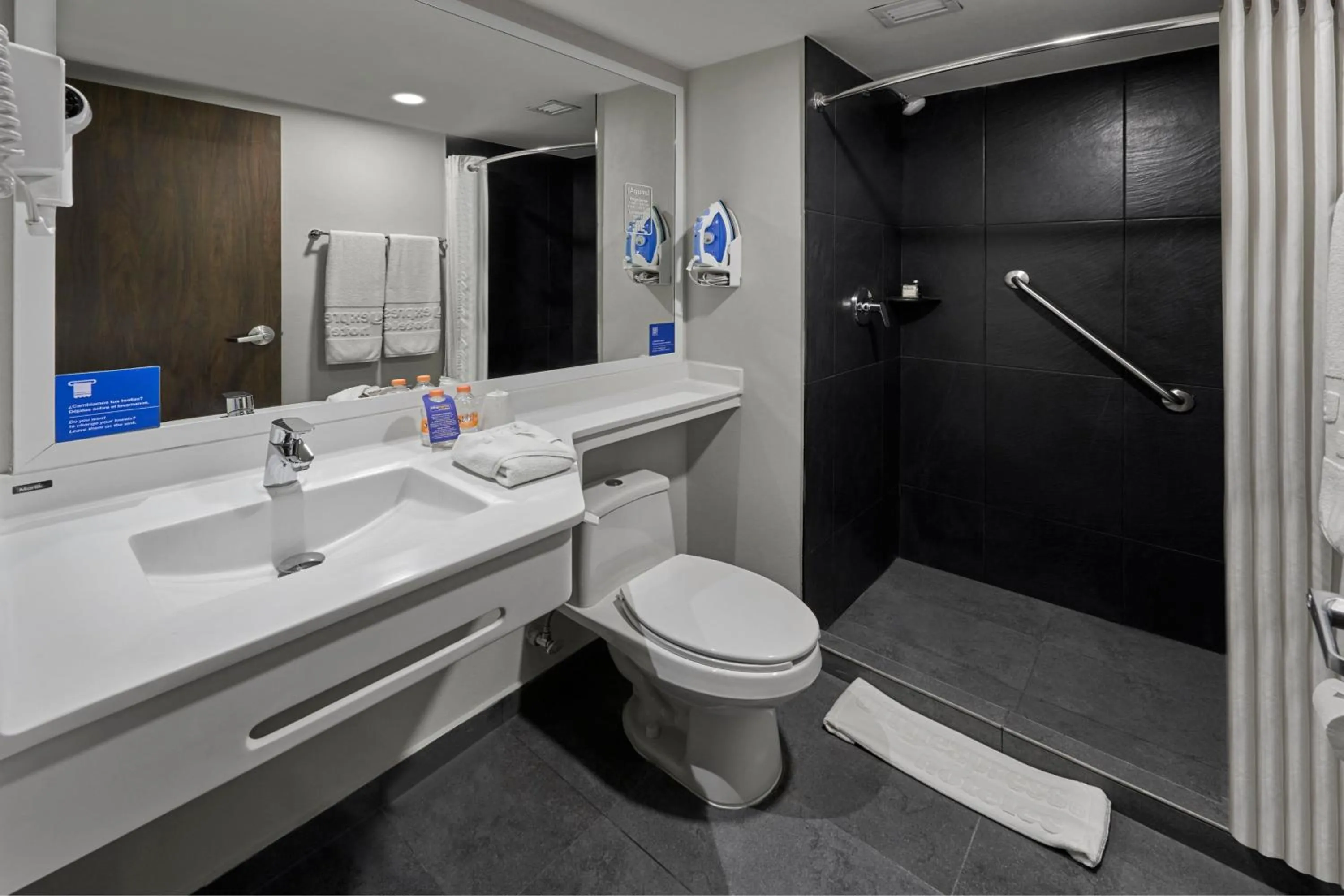 Bathroom in City Express by Marriott Reynosa Aeropuerto