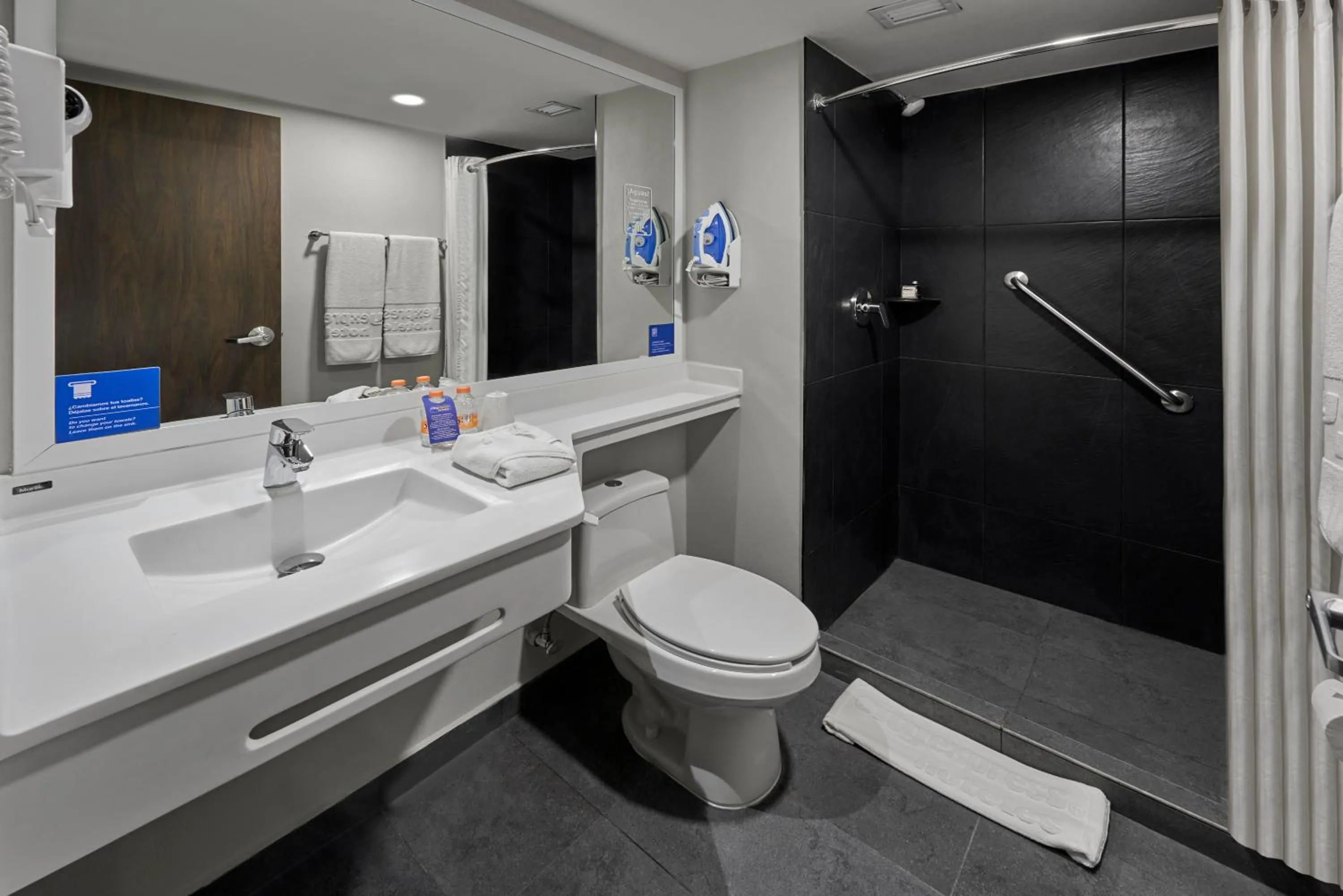 Bathroom in City Express by Marriott Reynosa Aeropuerto