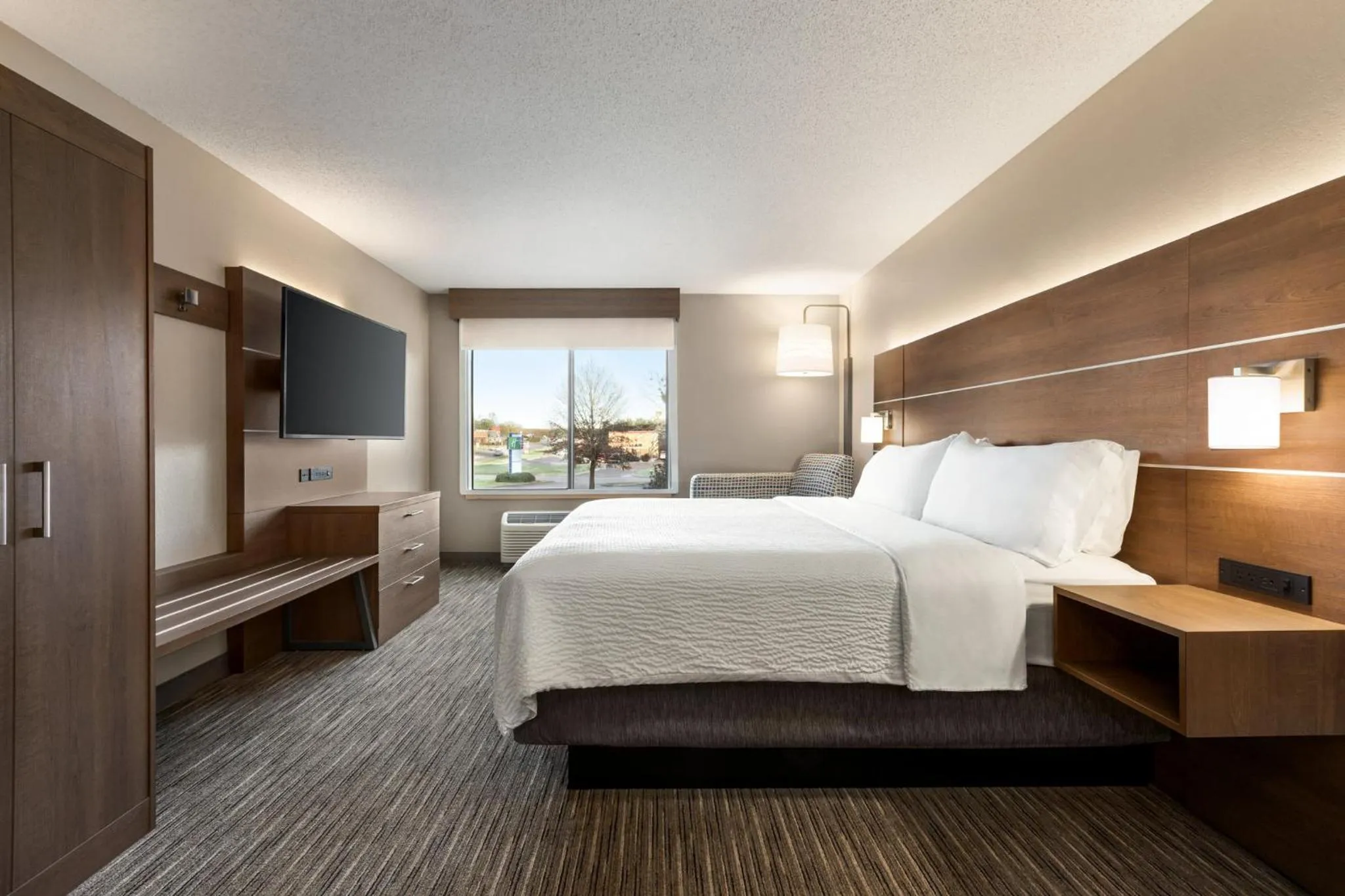 Photo of the whole room, Bed in Holiday Inn Express Hotel & Suites Anniston/Oxford by IHG