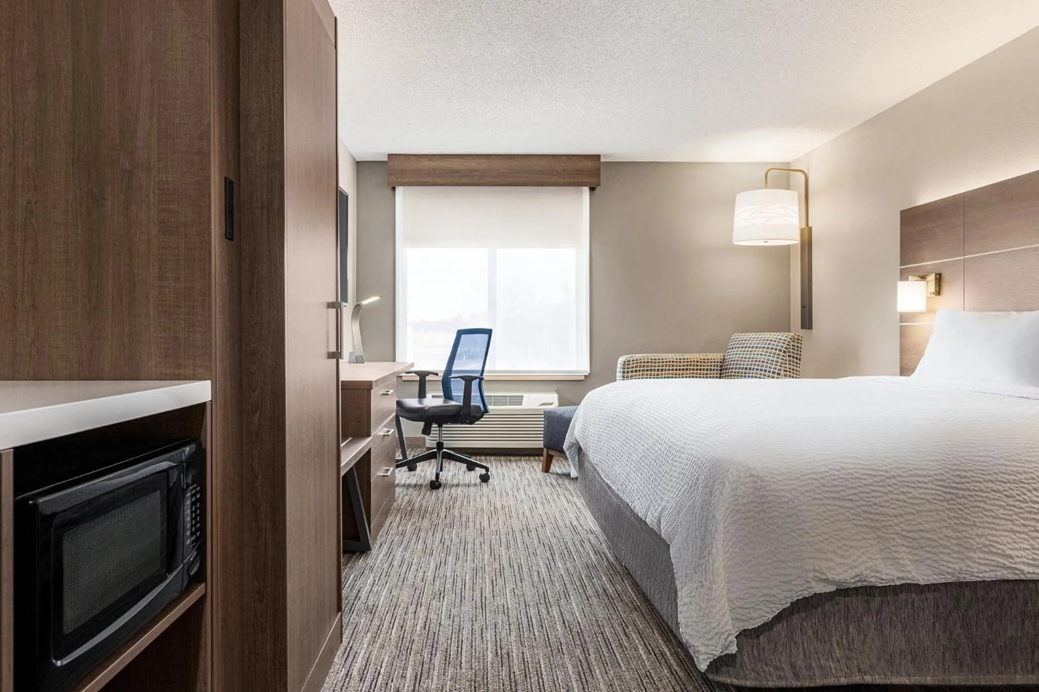 Photo of the whole room, Bed in Holiday Inn Express Hotel & Suites Anniston/Oxford by IHG