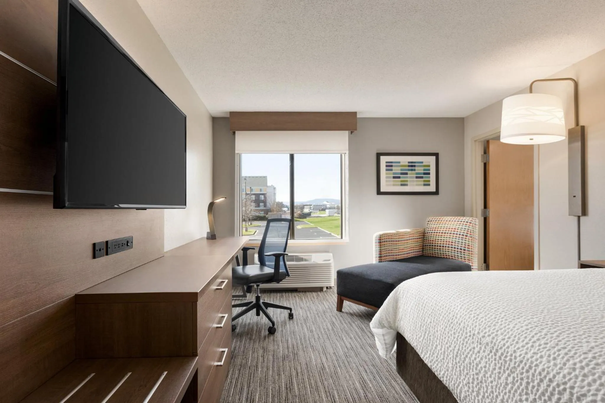 Photo of the whole room, Bed in Holiday Inn Express Hotel & Suites Anniston/Oxford by IHG