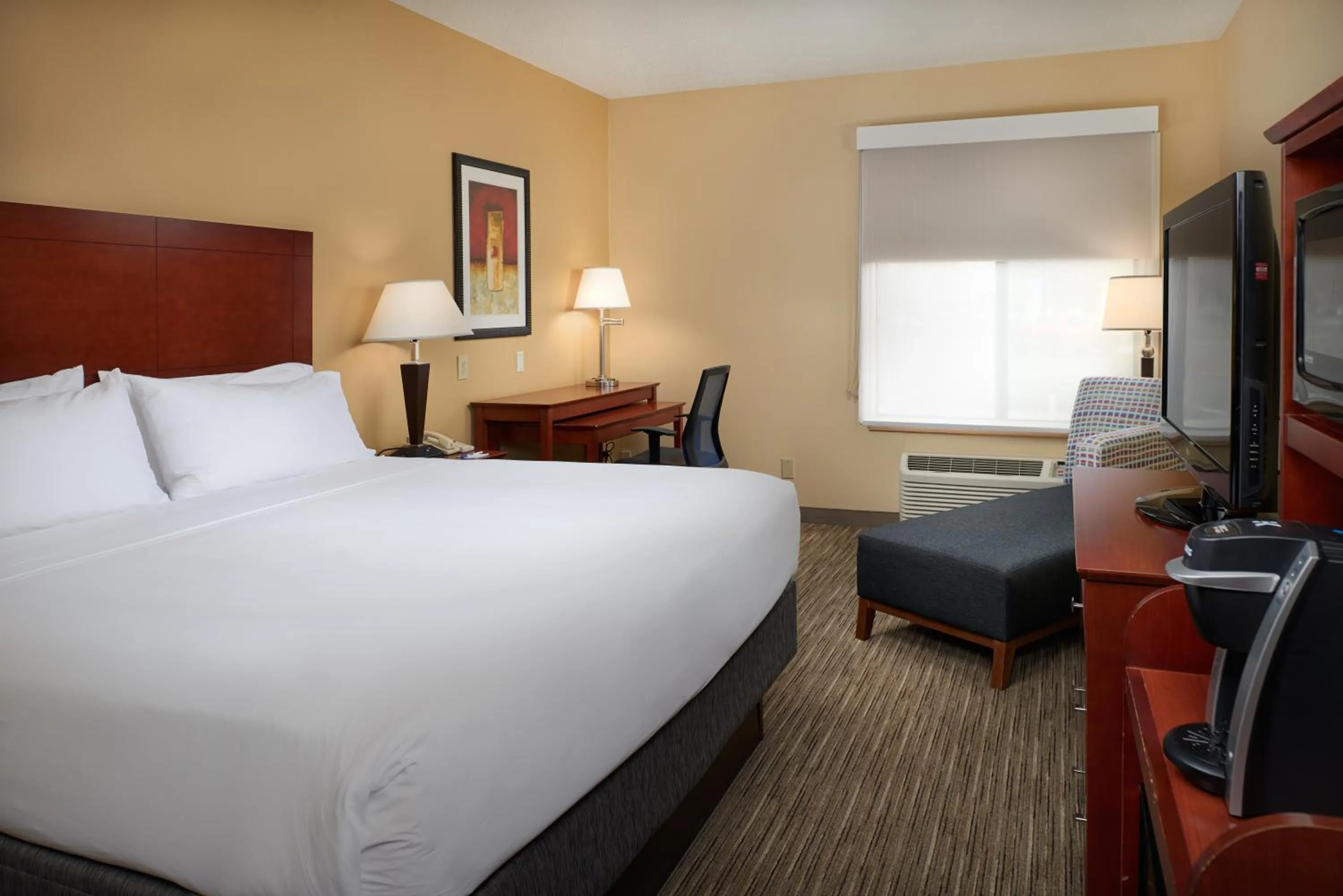 Bed in Holiday Inn Express Hotel & Suites Anniston/Oxford by IHG