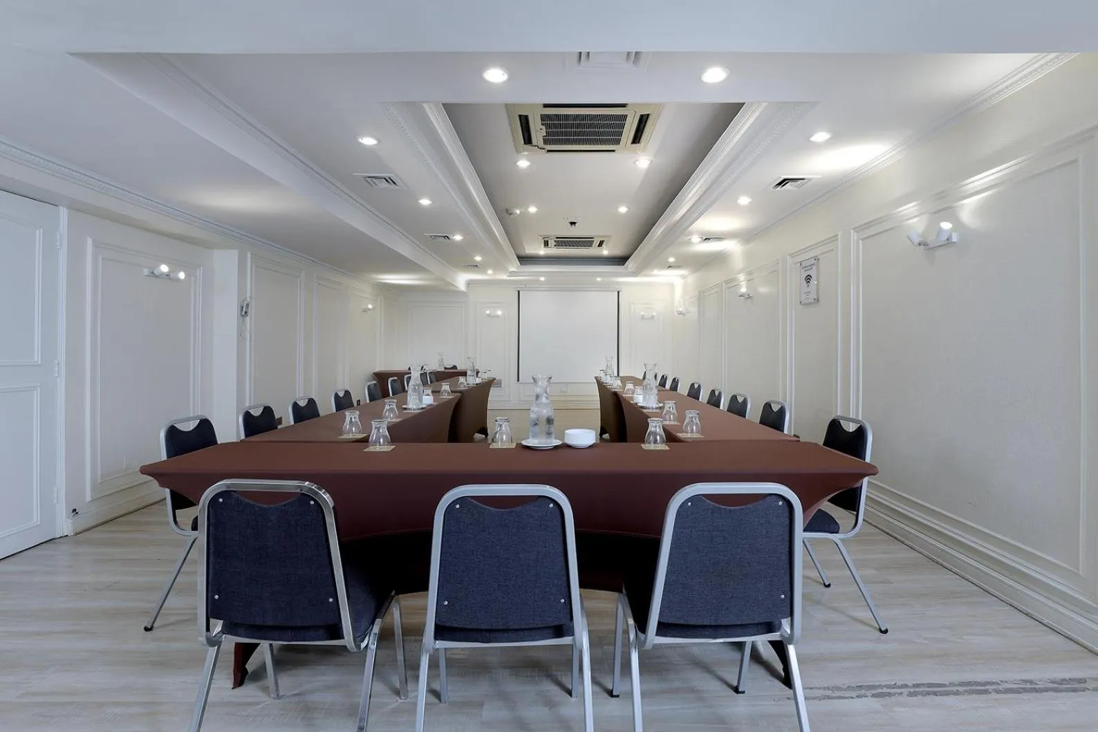 Meeting/conference room in MR Express (ex Hotel Neruda Express)