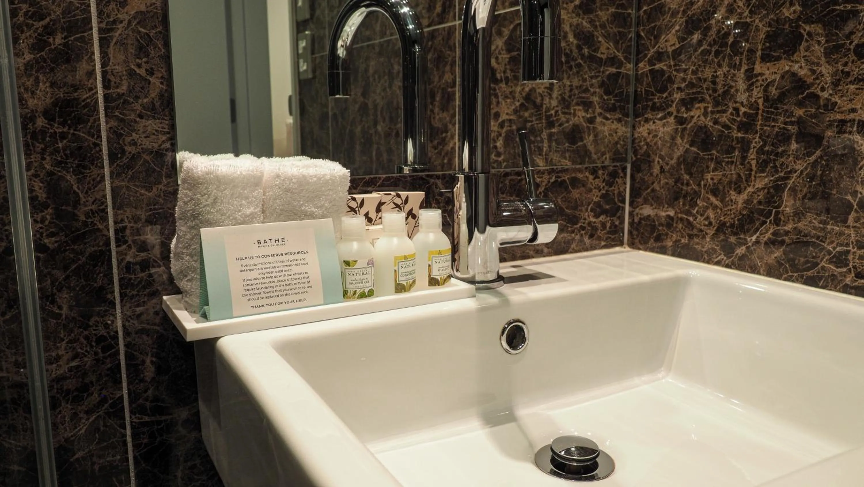 Bathroom in Colombo Lodge Hotel