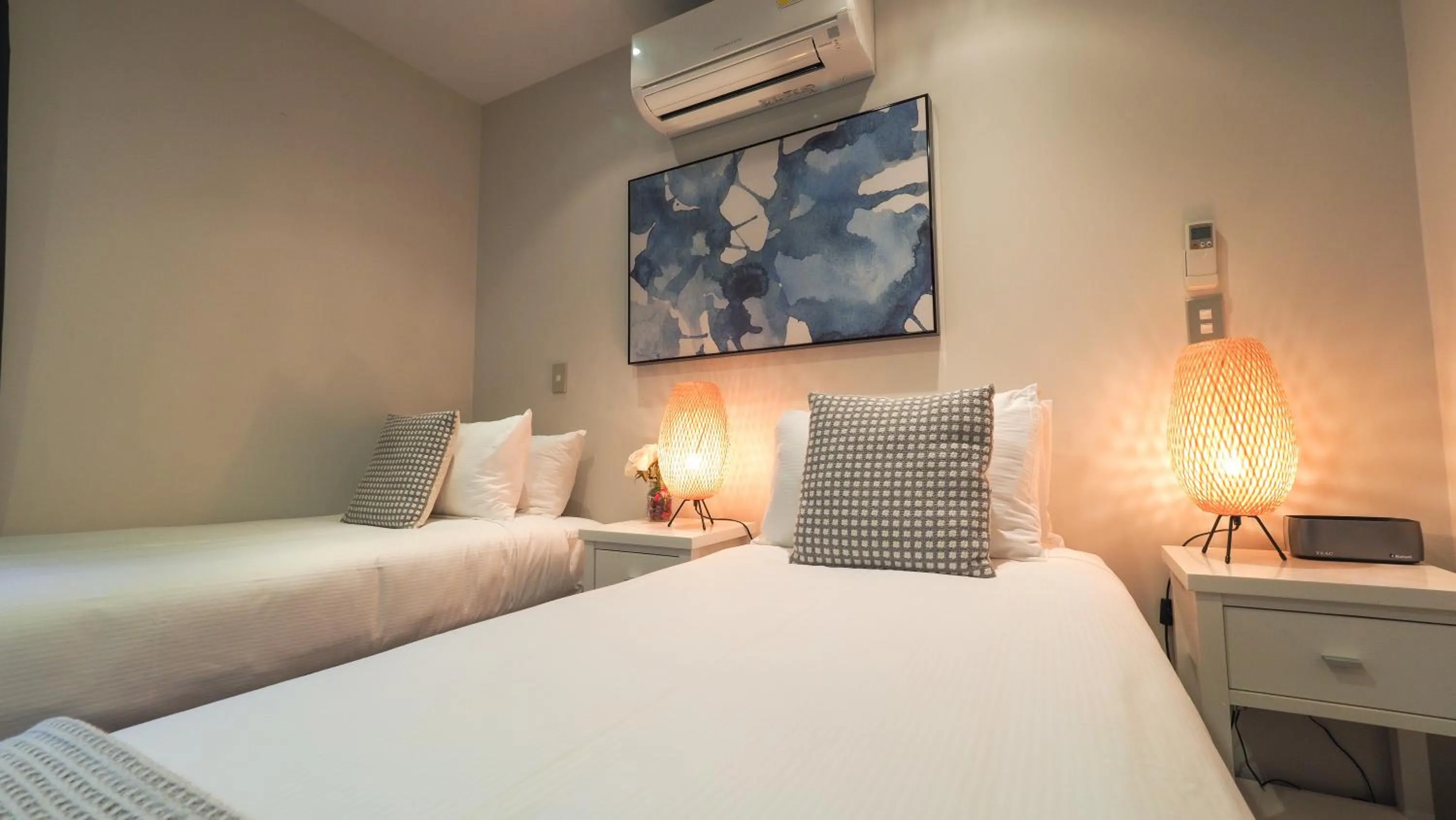 Photo of the whole room, Bed in Colombo Lodge Hotel