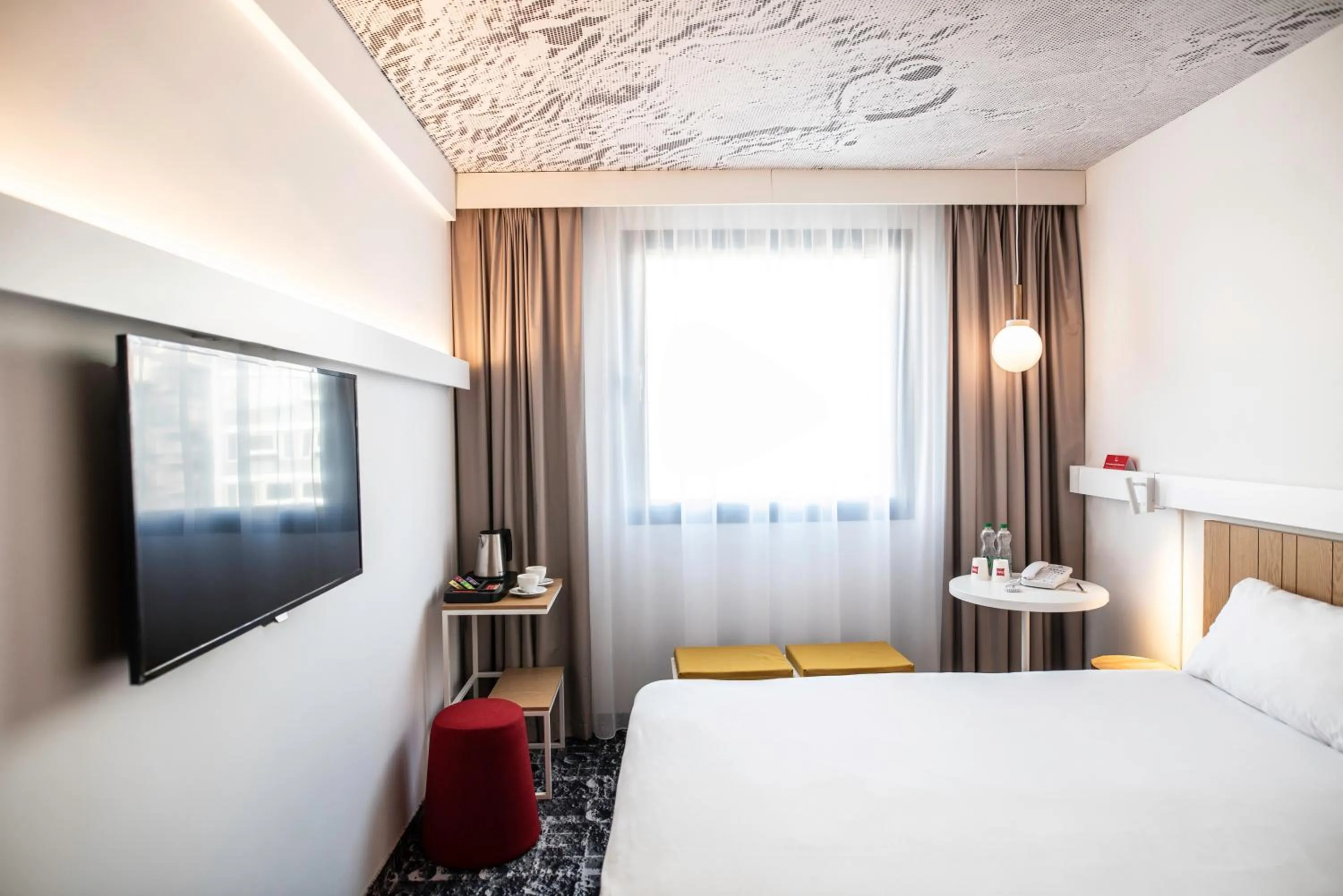 Communal lounge/ TV room, Bed in Hotel Ibis Krakow Centrum