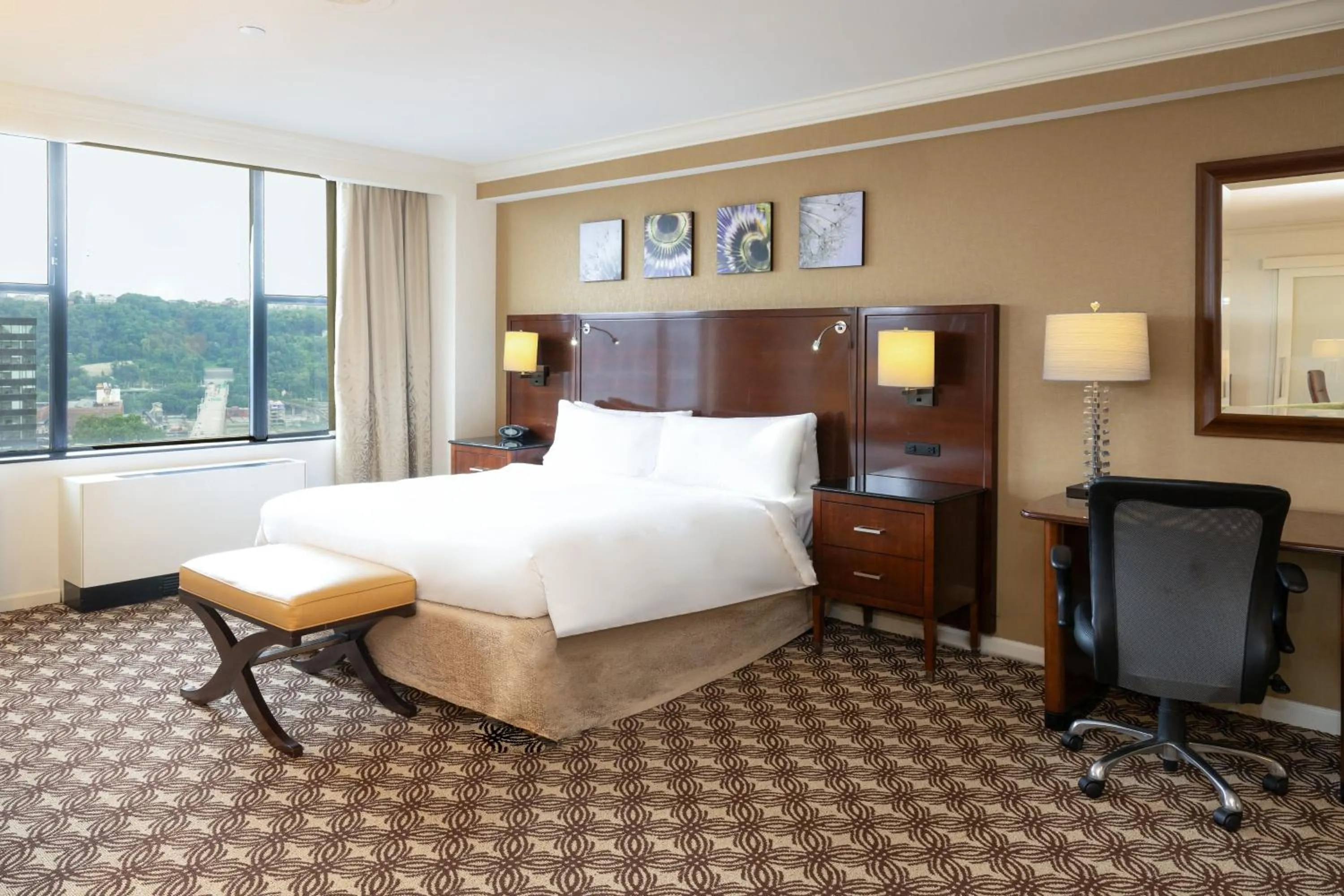Bedroom, Bed in Pittsburgh Marriott City Center