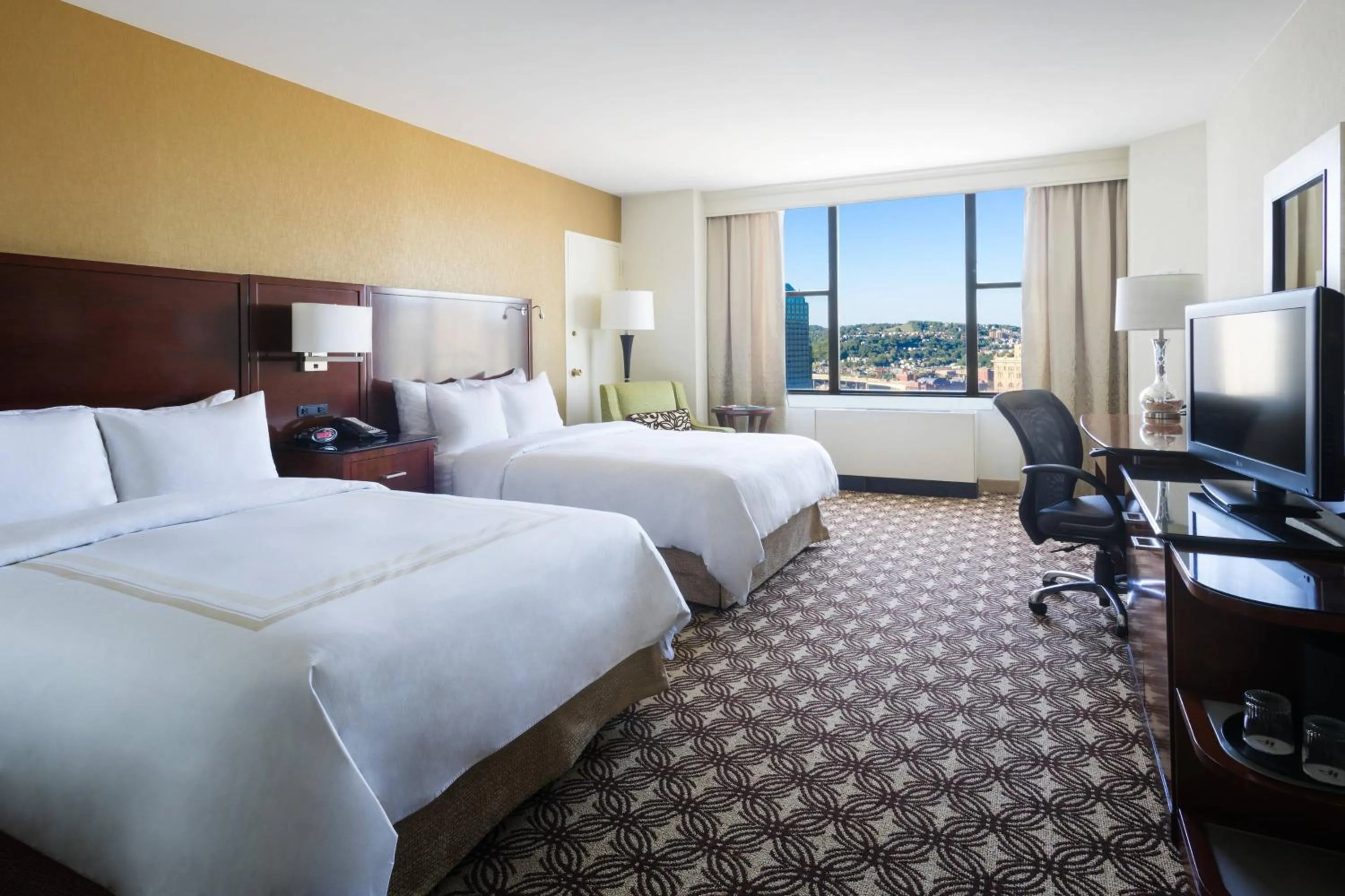 Photo of the whole room, Bed in Pittsburgh Marriott City Center