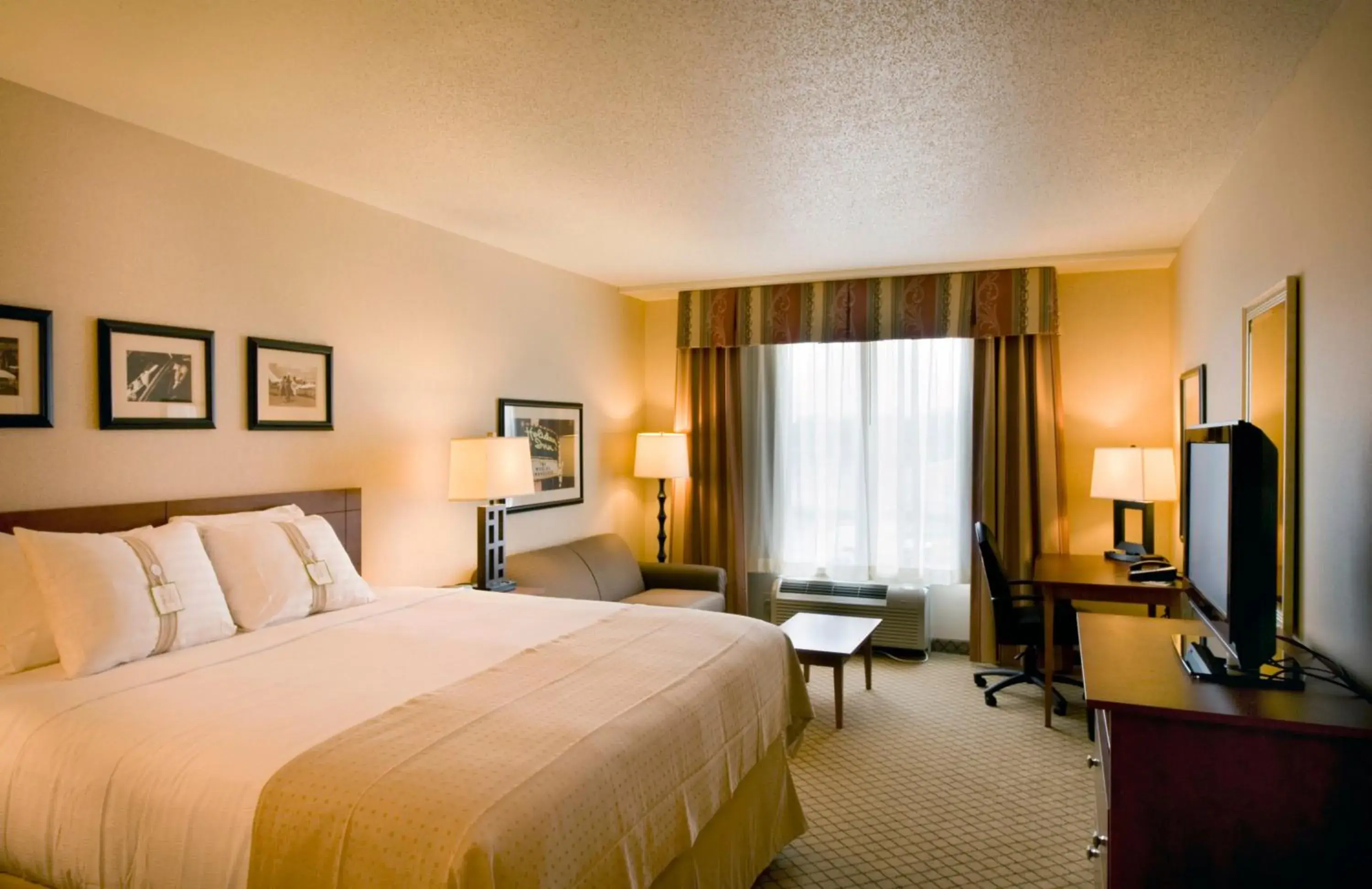 King Suite in Holiday Inn Purdue - Fort Wayne by IHG King Suite in Holiday Inn Purdue - Fort Wayne by IHG