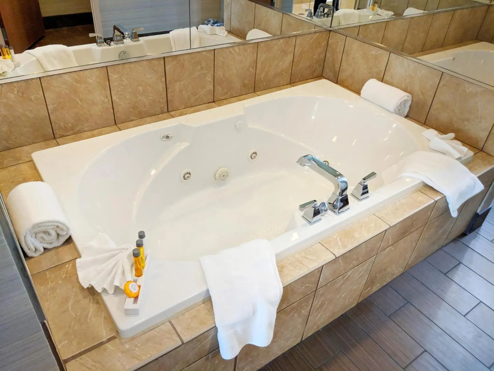 King Suite with Spa Bath in Holiday Inn Purdue - Fort Wayne by IHG King Suite with Spa Bath in Holiday Inn Purdue - Fort Wayne by IHG