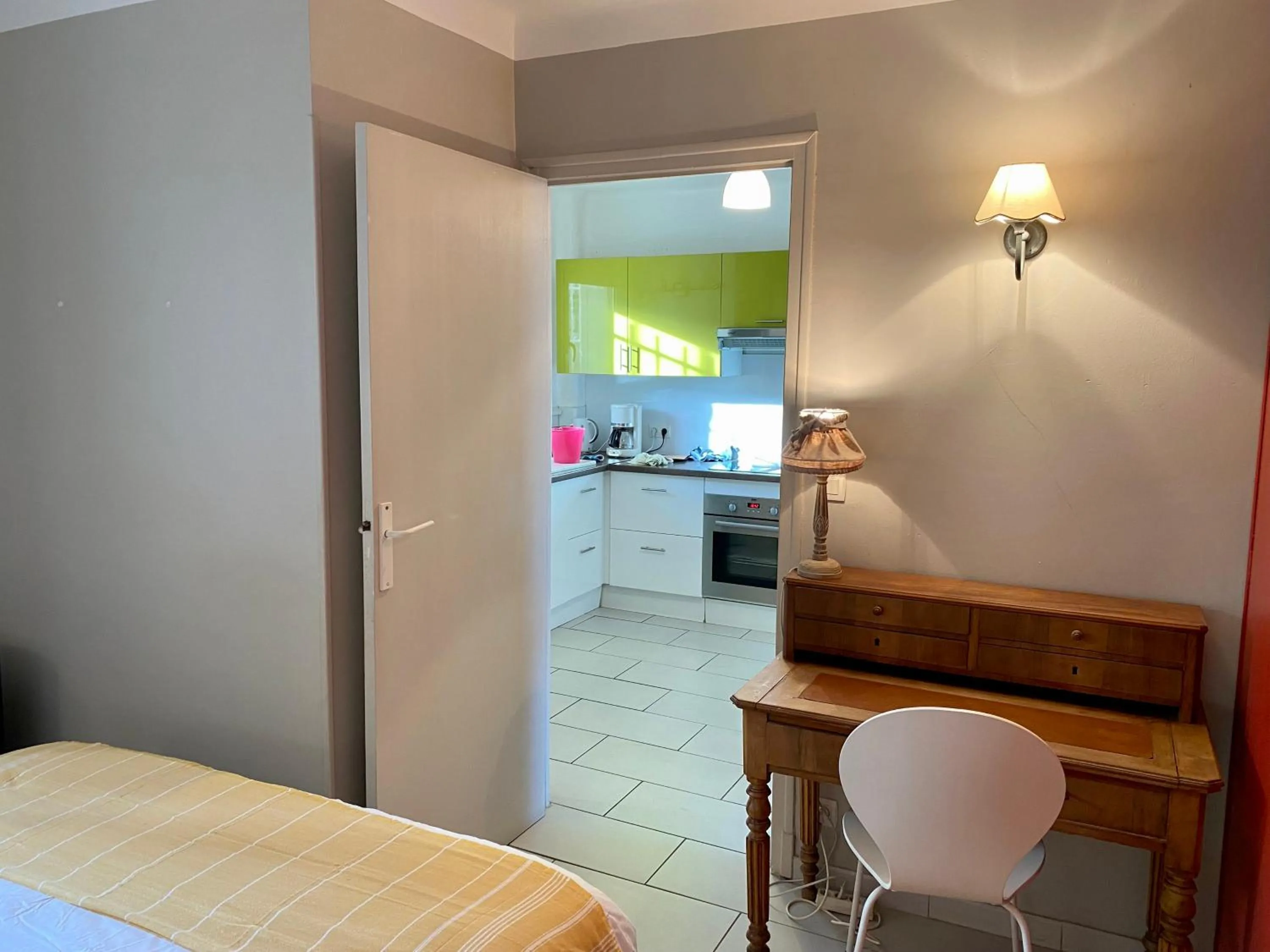 Kitchen or kitchenette, Bed in Appartement Front de Mer