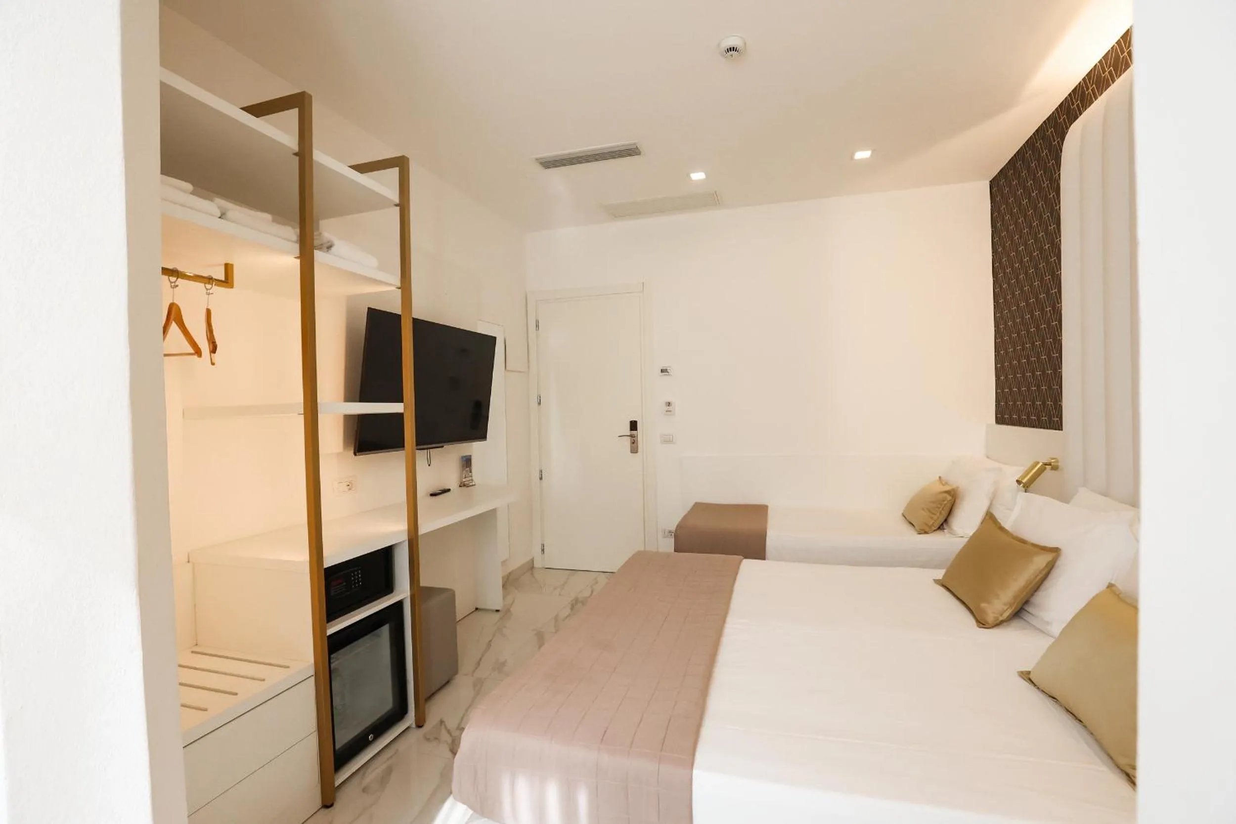 Photo of the whole room, Bed in Hotel Cenisio