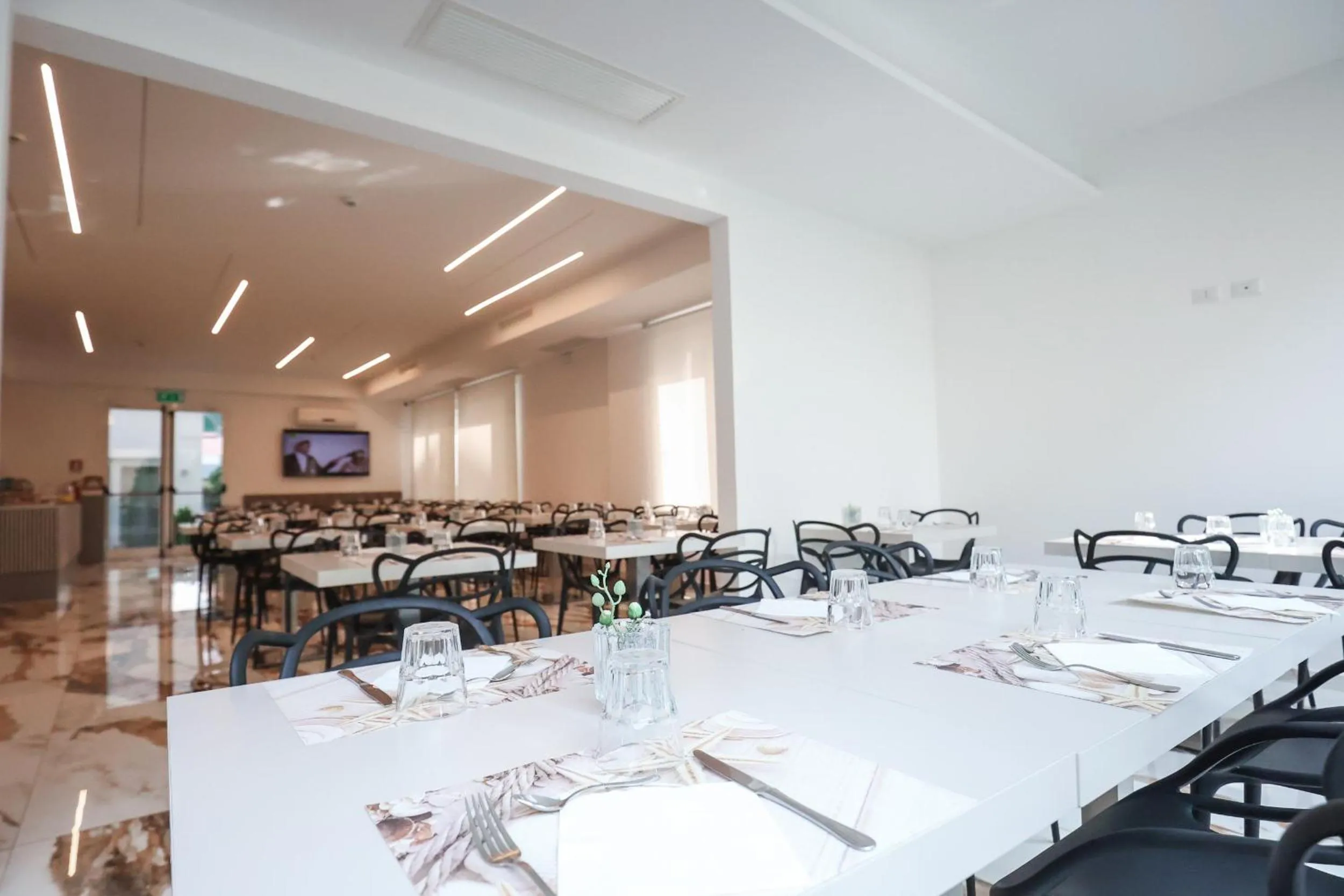 Restaurant/places to eat in Hotel Cenisio