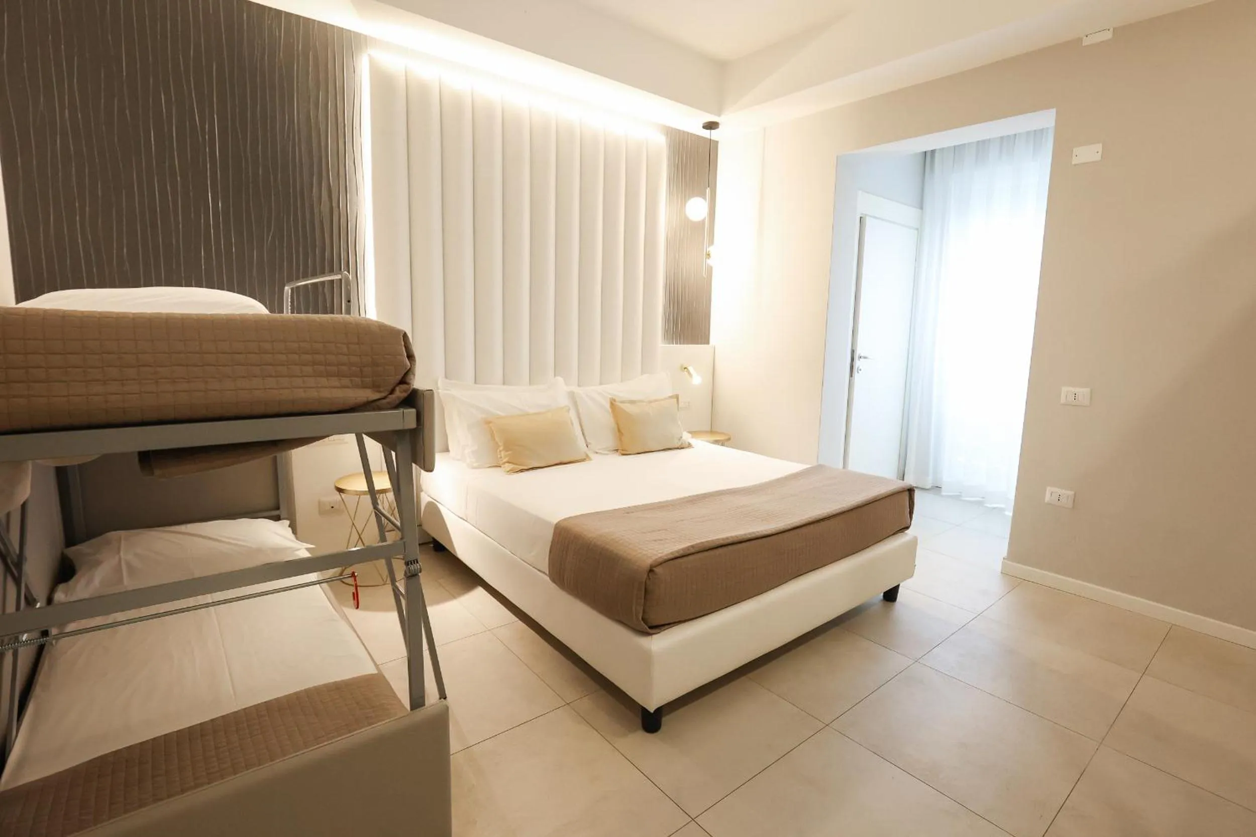 Photo of the whole room, Bed in Hotel Cenisio