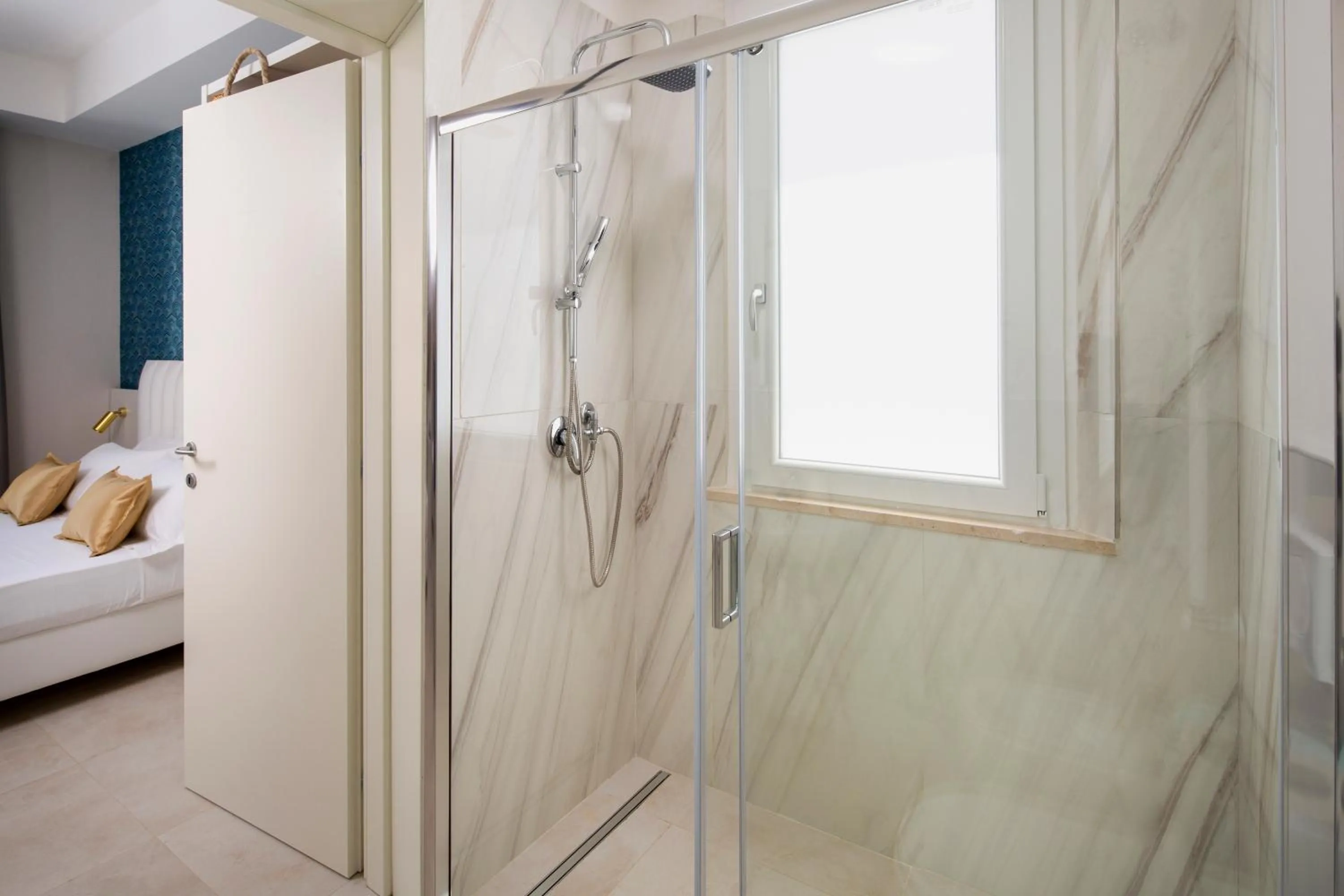 Bathroom, Bed in Hotel Cenisio