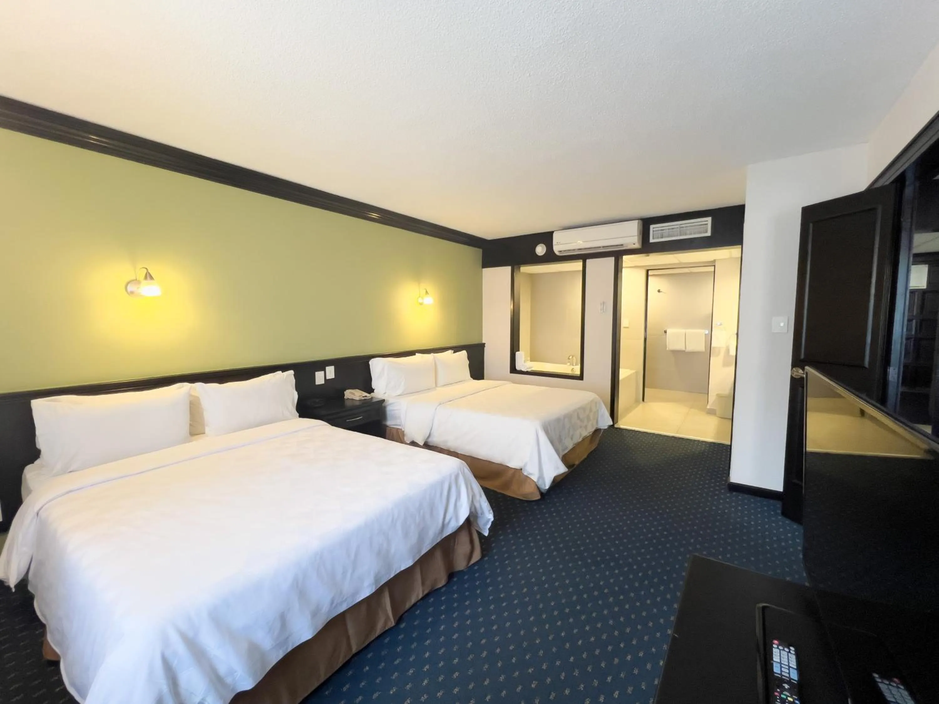 Photo of the whole room, Bed in Holiday Inn San Luis Potosi-Quijote by IHG