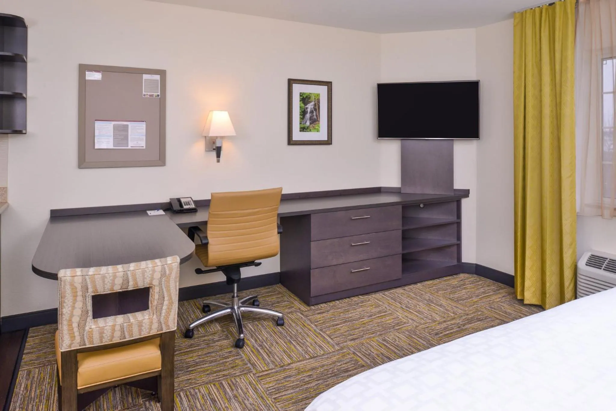 Photo of the whole room, Bed in Candlewood Suites Paducah by IHG
