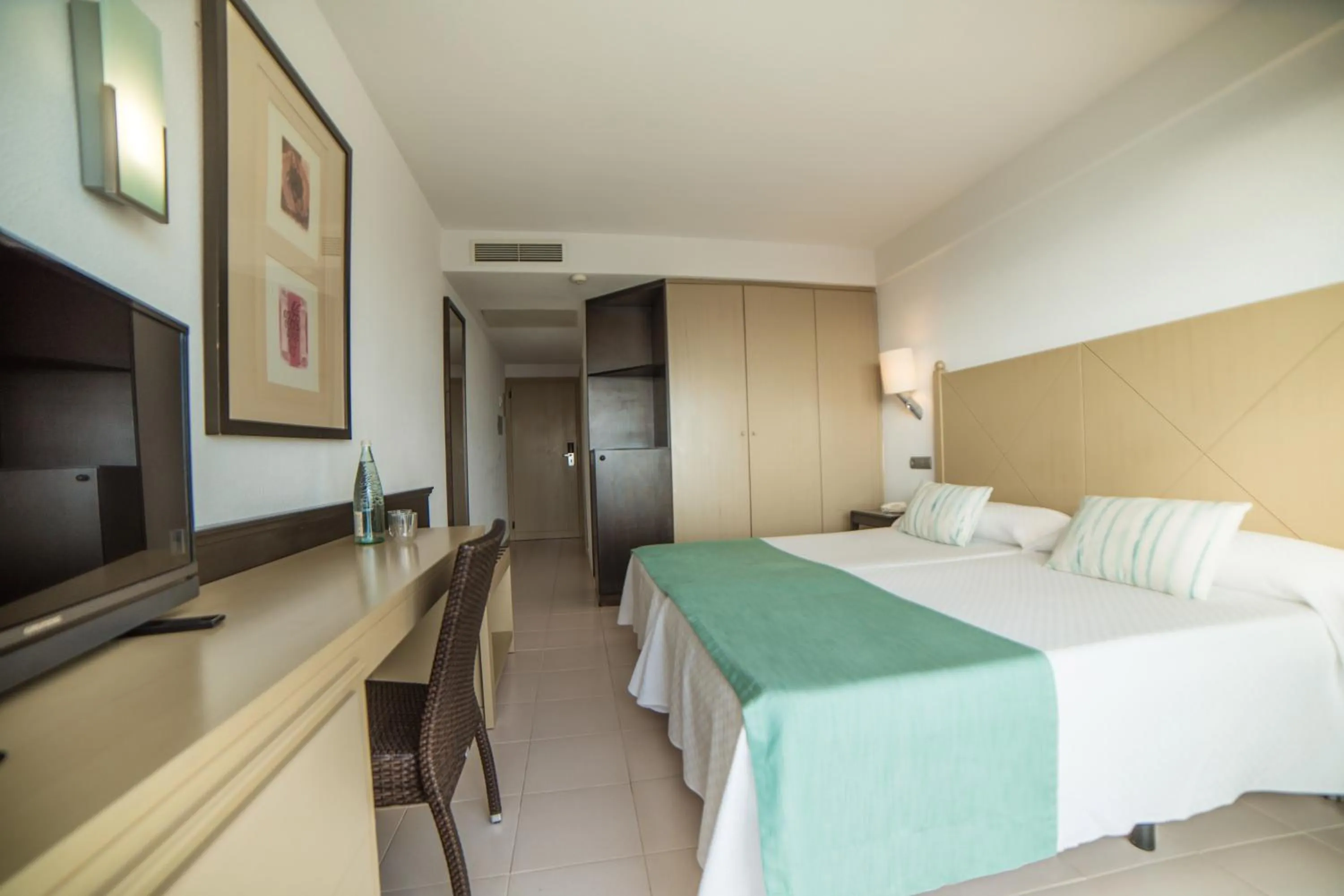 Photo of the whole room, Bed in Blau Punta Reina